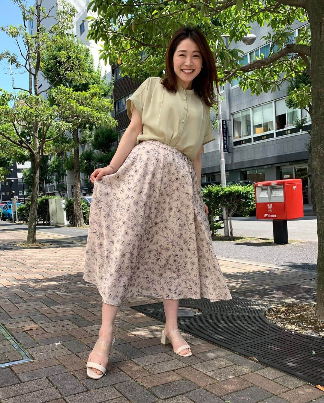 佐藤美樹さんのインスタグラム写真 - (佐藤美樹Instagram)「. . 今週、関東甲信地方の梅雨入りが発表されましたね。 . すっきりしない天気が続くなか、 梅雨冷えや蒸し暑さ、雷雨と・・ 気圧、気温、湿度の変化で 私は、なんだか身体の疲れがとれにくいような気がします(￣∇￣) . .  皆さんはご体調、崩されていませんか？ . . ☂️🌈☂️🌈 . . . 今週のハマナビは、 そんな梅雨の季節ならではの 楽しみをナビゲートしますよ！ . . 毎度のことながら、 美味しいグルメはもちろん😋 . 紫陽花の名所やお洗濯の豆知識など 盛り沢山でロケしてきました！ . . . 週末もあいにくのお天気のようです。 . お家で過ごされる方は、 ぜひご覧下さいね(*´꒳`*) . . 衣装提供（スカート） @edist.closet  . ━─━─━─━─━─━─━─━─ #横浜  #梅雨入り  #ロケ  #散歩  #花畑  #お座りショット  #外ハネミディアム  #ヘアメイク  #くるりん 控えめ #アナウンサー  #アナウンサーコーデ  #佐藤美樹  #衣装  #衣装提供  #edistcloset  #edistclosetコーデ  #smile  #tokyo  #flowers  #photo  #ootd  #ファインダー越しの私の世界」6月9日 21時28分 - satomiki0224