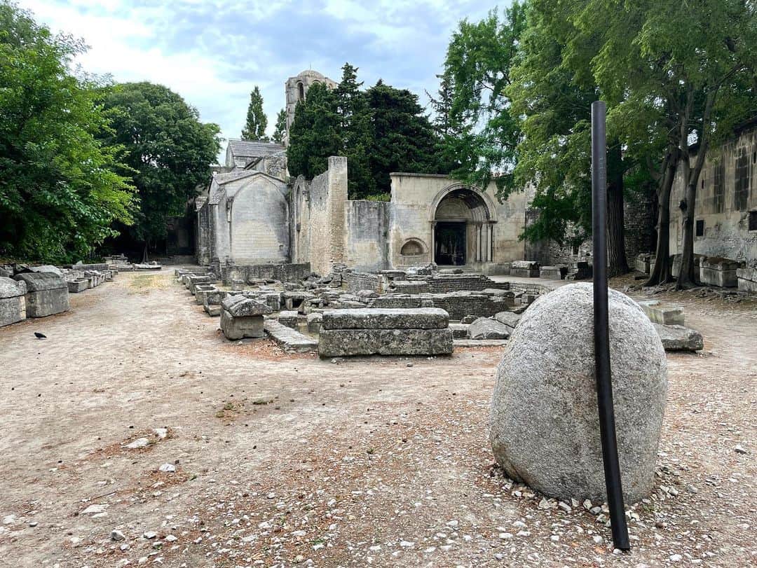 中谷美紀さんのインスタグラム写真 - (中谷美紀Instagram)「皆様の早速のご解答ありがとうございました。  ウィーンフィルのツアーをしばし離れて、ひとりフランスへ渡り、世界遺産に指定された古代ローマの遺跡群にて名を馳せる南仏の小さな町アルルを訪れました。  ヴィンセント・ヴァン・ゴッホが暮らしたことでもよく知られており、彼がゴーギャンと袂を分かったのも、耳を切り落としたのもこの地でしたので、すでにいらしたことのある方もおいでのことでしょう。  さて、この度の目的はゴッホの足跡巡りではなく、最も敬愛する現代アーティストである李禹煥先生が新たに会館なさったばかりの美術館LEE UFAN ARLESと、古代ローマ時代から中世にかけて用いられた墓地の遺跡アリスカンにて開催中のインスタレーションを拝見することでした。　  円形闘技場から徒歩5分ほどの路地に位置する美術館では、石と金属の板を用いた作品や、点や線のみが油絵具と砂を混ぜた独自の画材にて描かれたシリーズに加えて、水彩画やドローイング、版画などを、町の喧騒から離れたひんやりとした石造りの建物の中で鑑賞することができました。  また、アリスカンでは、ずらりとならぶ石棺と共に「レクイエム」と称するインスタレーションが開催中で、かすかに響く鐘の音と共に、見ず知らずの魂を弔い、彼の国で無惨にも失われて行く命に思いを馳せました。  李禹煥先生の作品が携える余白は、溢れかえった物や情報の海で溺れそうになりながら、忙しなく生きる私たちの心を沈め、内省を促してくれます。  ウィーンフィルが演奏するソフィア・グバイドゥーリナの「おとぎ話の詩」も、少ない音数で随所に余白を含んだ曲でしたので、コンサート中にはいつも李禹煥先生の作品を脳裏に描いておりました。  髭の伸びた小さな点のみが描かれたウォールペイントに至っては、あまりにも崇高で、無宗教にもかかわらず、思わず跪いて拝んでしまったほどです。  ニューヨークのグッゲンハイム美術館やヴェルサイユ宮殿、パリのポンピドゥセンターに続いて、8月10日からはついに六本木の国立新美術館にて大規模な個展が開催されます。  私もスマートフォンにてお聴きいただける音声ガイドを担当させていただきますので、直島の李禹煥美術館を訪れたことのある方はもちろんのこと、まだ李禹煥先生の作品に触れたことのない方も是非、足をお運びいただけましたら嬉しく存じます。  今宵も穏やかなひとときをお過ごしくださいませ。  法国通过参观深受喜爱的当代艺术家李禹焕的博物馆访问了阿尔勒。  Die ausgezeichnete Ausstellung von Lee Ufan zur Zeit finden in einer romanische Ruine namens Alyscamps und seinem eigenen Museum „LEE UFAN ARLES“ in Arles Frankreich.  #李禹煥美術館 #李禹煥アルル #李禹煥 #リウファン #リウファンアルル #もの派 #余白の芸術 #現代アート #インスタレーション #フランス #アルル #南仏 #世界遺産 #古代ローマ #古代ローマ遺跡 #アリスカン #一人旅 #中谷美紀 #leeufanmuseum  #leeufan  #leeufanarles  #contemporaryart  #artofresonance  #artinstallation  #monoha #worldheritage  #romanruins  #france #arles #alyscamps」6月9日 23時01分 - mikinakatanioffiziell