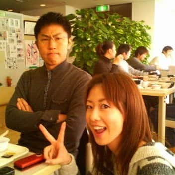 虎谷温子さんのインスタグラム写真 - (虎谷温子Instagram)「大田アナウンサーが、アナウンス部に帰ってきました！！実はアナウンス部内の席も隣でして…😅 2009年と同じ構図で撮ってみました。」6月10日 9時46分 - atsukotoraya.ytv