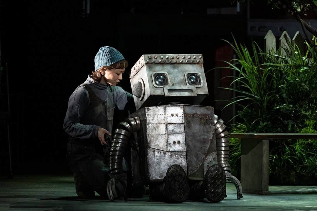 劇団四季さんのインスタグラム写真 - (劇団四季Instagram)「今日6月10日は #ロボットの日🤖 写真1枚目は物語冒頭、2枚目は終盤のタング。ベンとの旅を通して、豊かになっていくタングの表情に、ぜひご注目を。  ミュージカル『ロボット・イン・ザ・ガーデン』全国巡演中！  #ロボットインザガーデン #劇団四季 #ミュージカル #タング #musical #shikitheatrecompany」6月10日 11時39分 - gekidanshiki_official