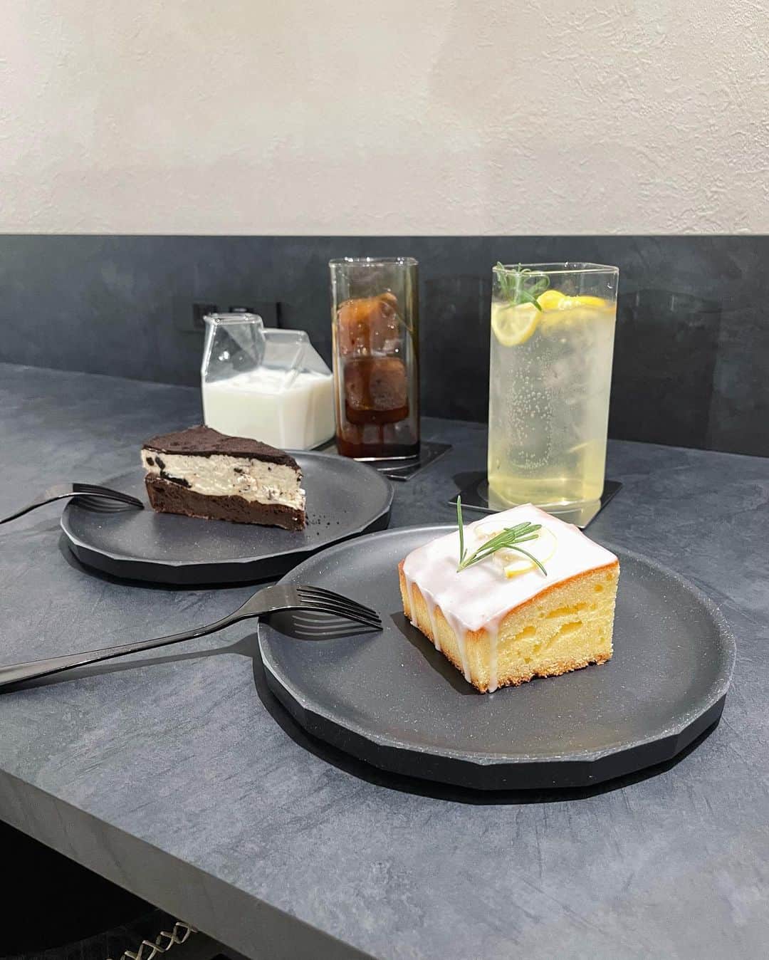Manaさんのインスタグラム写真 - (ManaInstagram)「フレンチガーリーなコーデ❤️ 半袖ジャケット風のトップスに一目惚れ〜☺️ 金ボタンと黒のラインが可愛い🫶 ⁡ 麦わらサンバイザーと スカートの大きめ水玉レース素材 サンダルも華奢なものにして ところどころに抜け感を出して涼しさを＋🍒 ⁡ サンダルはとても履きやすいので 色違い持ちしてます🥹💕 ⁡ ⁡ Hat：#helenkaminski #ヘレンカミンスキー  Tops：#stellatokyo #ステラトーキョー Sandal：#grl #グレイル Bag：#dior #ディオール  ⁡ ⁡ ⁡ 📍🍰𝐒𝐂𝐄𝐍𝐄 ⁡ 最近お洒落な方のインスタでよく見かけて 気になっていたカフェSCENEさん🐾 ⁡ シックな店内が素敵でした🤍 ⁡ ⁡ コーヒー氷にミルクをかける SCENE coffee ☕️ オレオのような味の SCENE cake ⁡ ウィークエンドシトロンは さっぱりしたレモンケーキで夏にぴったり🍋 どれも美味しかったです🌻💓 ⁡ ⁡ ⁡ ⁡ ⁡ #白黒コーデ #モノトーンコーデ #フレンチガーリー #カフェ巡り #大人可愛いコーデ #大人ガーリーコーデ #上品コーデ #レーススカート #プチプラコーデ #grlコーデ #大人コーデ #きれいめコーデ #名古屋カフェ #名古屋スイーツ #栄カフェ #矢場町カフェ #韓国 #韓国カフェ #韓国カフェ巡り #かふぇすたぐらむ #scene #scenecafe」6月10日 11時43分 - mana.tcy