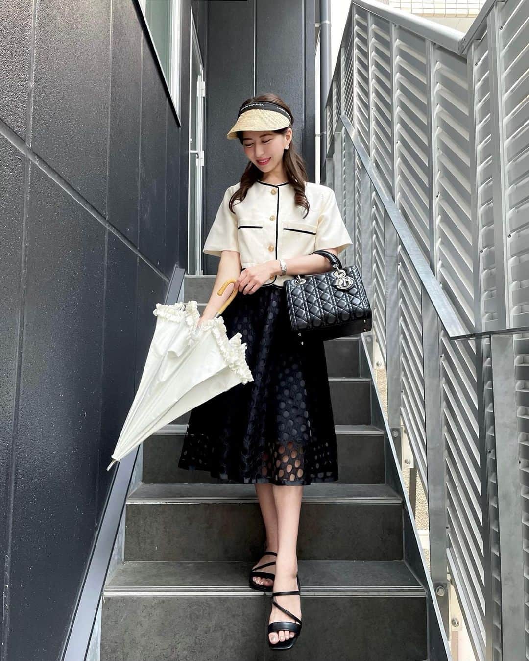 Manaさんのインスタグラム写真 - (ManaInstagram)「フレンチガーリーなコーデ❤️ 半袖ジャケット風のトップスに一目惚れ〜☺️ 金ボタンと黒のラインが可愛い🫶 ⁡ 麦わらサンバイザーと スカートの大きめ水玉レース素材 サンダルも華奢なものにして ところどころに抜け感を出して涼しさを＋🍒 ⁡ サンダルはとても履きやすいので 色違い持ちしてます🥹💕 ⁡ ⁡ Hat：#helenkaminski #ヘレンカミンスキー  Tops：#stellatokyo #ステラトーキョー Sandal：#grl #グレイル Bag：#dior #ディオール  ⁡ ⁡ ⁡ 📍🍰𝐒𝐂𝐄𝐍𝐄 ⁡ 最近お洒落な方のインスタでよく見かけて 気になっていたカフェSCENEさん🐾 ⁡ シックな店内が素敵でした🤍 ⁡ ⁡ コーヒー氷にミルクをかける SCENE coffee ☕️ オレオのような味の SCENE cake ⁡ ウィークエンドシトロンは さっぱりしたレモンケーキで夏にぴったり🍋 どれも美味しかったです🌻💓 ⁡ ⁡ ⁡ ⁡ ⁡ #白黒コーデ #モノトーンコーデ #フレンチガーリー #カフェ巡り #大人可愛いコーデ #大人ガーリーコーデ #上品コーデ #レーススカート #プチプラコーデ #grlコーデ #大人コーデ #きれいめコーデ #名古屋カフェ #名古屋スイーツ #栄カフェ #矢場町カフェ #韓国 #韓国カフェ #韓国カフェ巡り #かふぇすたぐらむ #scene #scenecafe」6月10日 11時43分 - mana.tcy