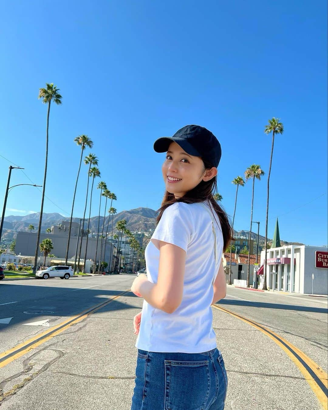 久慈暁子さんのインスタグラム写真 - (久慈暁子Instagram)「* 見えるもの全部鮮やか☀️🍊🌴 * #LA  #時差ぼけ #かばんあいてる」6月10日 12時09分 - kuji_akiko