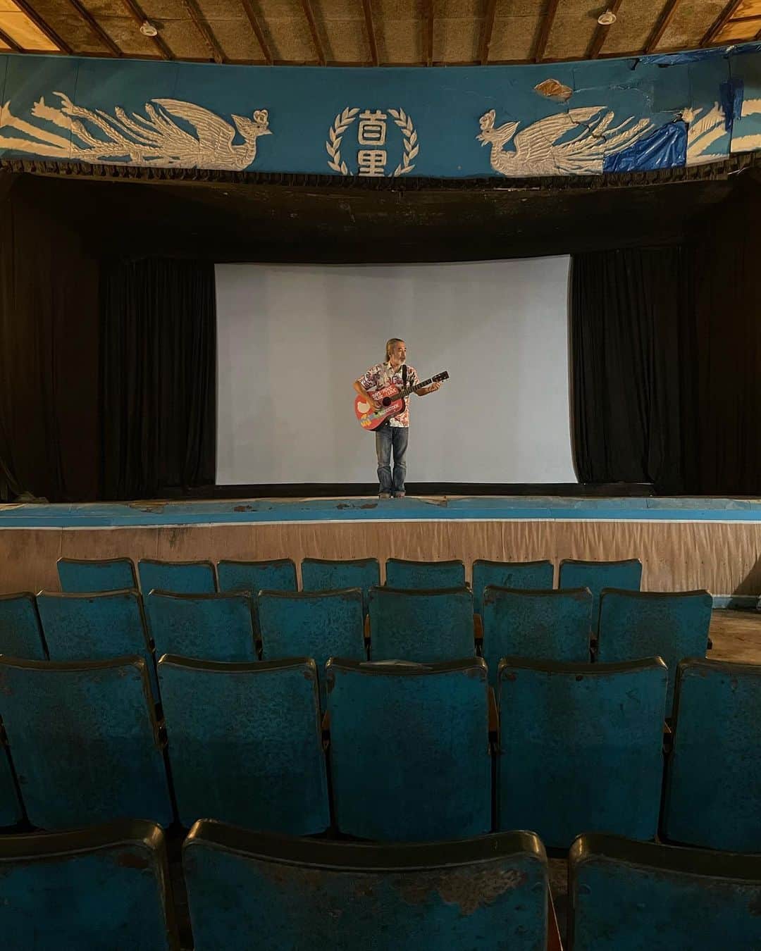 尚玄さんのインスタグラム写真 - (尚玄Instagram)「閉館が決まった沖縄で最古の映画館 #首里劇場 。友の会の平良竜次さんと真喜屋力さんの計らいで内覧会に参加。老朽化が進み維持するのが困難らしいけど、歴史や背景を聞けば聞くほどどうにか保存できないものかと思ってしまう。  最後の写真は生前の金城館長とリムカーワイ監督とハブ拳ポーズ。」6月10日 12時14分 - shogenism
