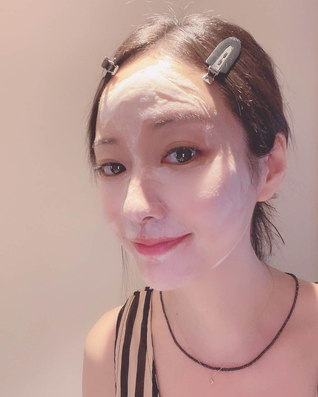 吉山りささんのインスタグラム写真 - (吉山りさInstagram)「🥰 はいスッピンです😎  酸素バブル 『CuDePe (クーディーピー)バブルエッセンス』  オールインワン＋もっちもちになるのが嬉しくて使い始めて3ヶ月目✨  ヘアメイクのえりちゃんにも使ってもらったらハマってくれてそっこー買いに行ってた😂  いや ほんとそれくらい良い🥰💕  使った人だけ肌が喜んだのが分かるエッセンス✨  時短＆簡単エイジングケアは面倒くさがりの私にピッタリ😎  エステには行かないので おうち美容で良いものを見つけるのが大好きです🥰💕  PR @nash_tokyo #cudepe #保湿美容液 #オールインワン化粧品 #炭酸パック #エイジングケア #つや肌 #クーディーピー #クーディーピーバブルエッセンス   #吉山りさ #美容 #おうち美容  #自己流美容  #モデル #フリーモデル #モデル歴25年  #美肌    #すっぴん  #スッピン #美  #ノーメイク  #アラフォーママ  #40代ママ   ✨✨✨  使い方 洗顔後、振らずに手早く塗る ↓ もこもこ泡立つまで10秒 ↓ 泡をパッティングする様なじませる」6月10日 12時24分 - oreorerisa