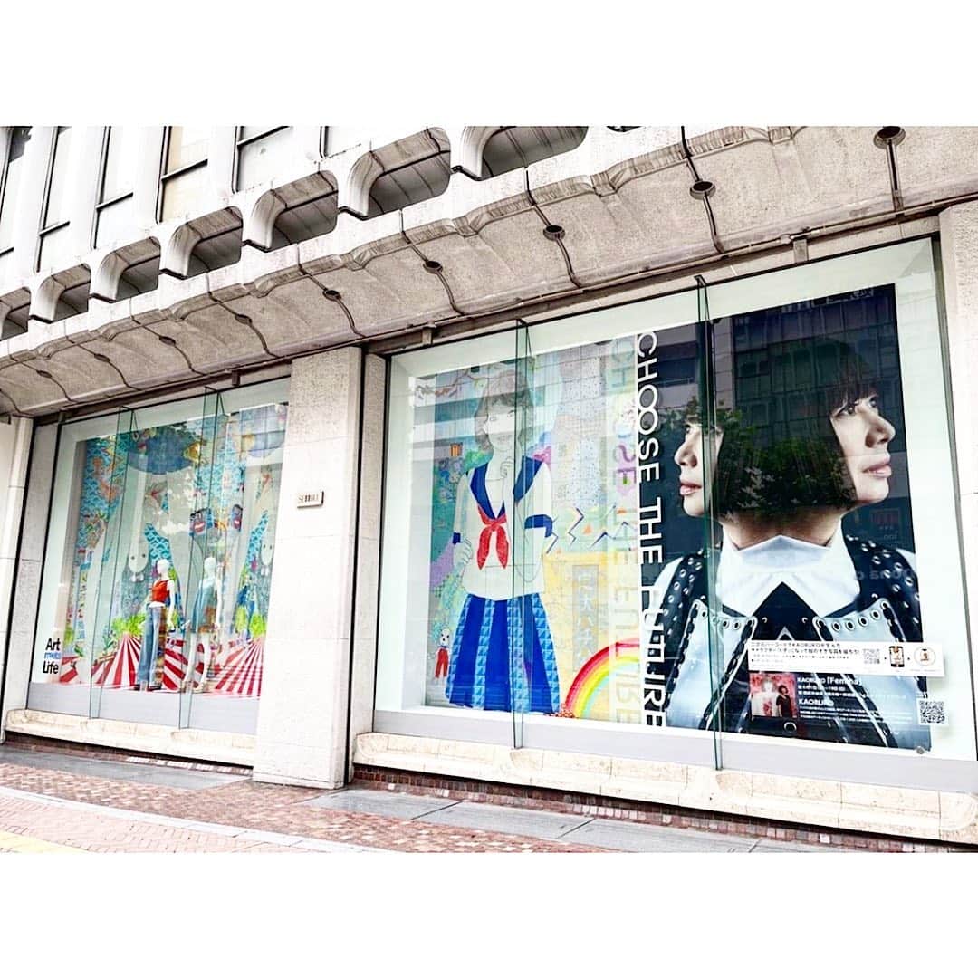 松本伊代さんのインスタグラム写真 - (松本伊代Instagram)「KAORUKOちゃんの artが 渋谷西武の show Windowに❣️  IYO  の絵も！！  嬉しいな。 見に行こうっと！  土曜、日曜 もし お時間あったら 渋谷に遊びに行ってみてね！  昨日の取材で ステキなお花いただきました！！  #kaorukoart #渋谷西武 #ショーウィンドウは30日まで #楽しかった取材 #40周年のお花頂きました #さーて、よ〜いドン！のお衣装は〜 #松本伊代 #iyomatsumoto」6月10日 12時44分 - iyo14_official