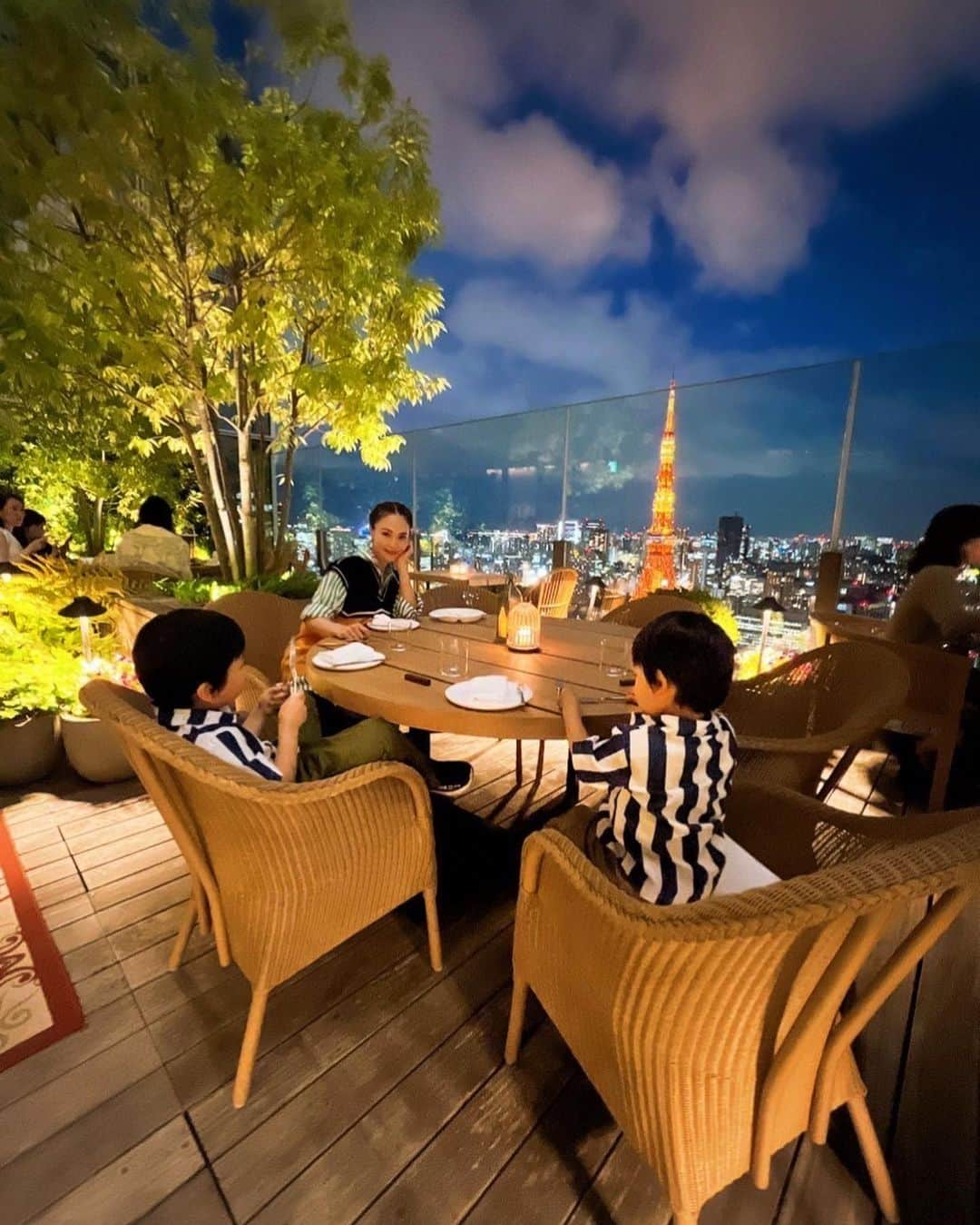 清川あさみさんのインスタグラム写真 - (清川あさみInstagram)「I was invited to a special  dinner at a garden in the heart of Tokyo. With my sons, looking at the Tokyo Tower🗼. Thank you Delvaux 👏  大好きな友人、皆んなと都会のオアシスで素敵な時間を頂けて幸せでした🌹雨上がりの良い感じ。 素晴らしいお料理も、忙しい身体にしみる時間でした✨  @delvaux  #delvaux #delvauxsecretgarden  #tokyoeditiontoranomon」6月10日 12時52分 - asami_kiyokawa