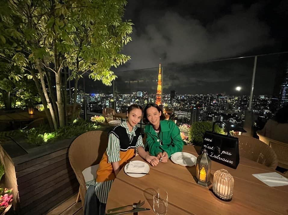 清川あさみさんのインスタグラム写真 - (清川あさみInstagram)「I was invited to a special  dinner at a garden in the heart of Tokyo. With my sons, looking at the Tokyo Tower🗼. Thank you Delvaux 👏  大好きな友人、皆んなと都会のオアシスで素敵な時間を頂けて幸せでした🌹雨上がりの良い感じ。 素晴らしいお料理も、忙しい身体にしみる時間でした✨  @delvaux  #delvaux #delvauxsecretgarden  #tokyoeditiontoranomon」6月10日 12時52分 - asami_kiyokawa