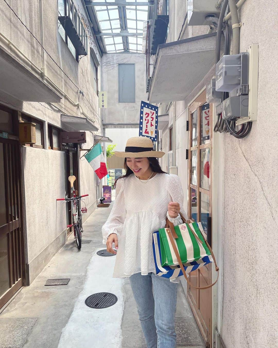 小川ひとみさんのインスタグラム写真 - (小川ひとみInstagram)「可愛い路地裏、お店を発見🍧 Blouse/ @jnhearts  Denim/ @levis  Sandal/ @rogervivier  Bag/ @jnhearts  Hat/ @helen_kaminski  #coordinate」6月10日 13時51分 - hitomy220