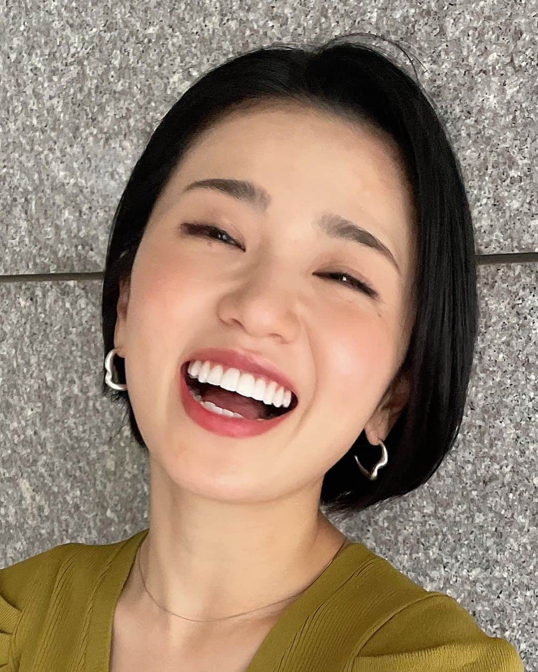 小池美由さんのインスタグラム写真 - (小池美由Instagram)「ハジけるSMILE💫＞3枚目 #オフショット 　 ハジけすぎちゃいました🙃 　 🏇 6/10(金)22:52～23:00放送 フジテレビ「週末はウマでしょ！」 　 アハルテケSの3連複的中させて調子乗ってたら安田記念逃しました笑 メイショウウズマサ来ると信じてました✊！   今週のエプソムCとりたいです🌻 調教みるの楽しみ〜🐴 　 　 　 #エプソムカップ #JRA #fashion」6月10日 14時57分 - kkkkkoike