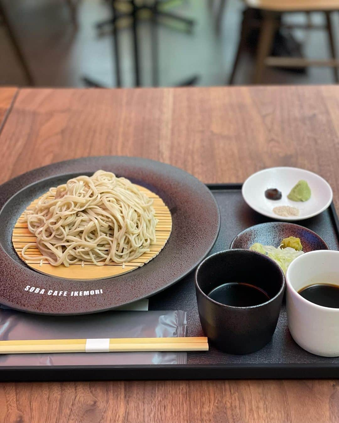 永尾まりやさんのインスタグラム写真 - (永尾まりやInstagram)「365日ほぼ毎日蕎麦を食べるというDEENの池森さん　@ikemori_shuichi   マツコの知らない世界で観てから蕎麦好きな私としては注目していて  池森さんプロデュースの乾麺がネットでお取り寄せできて、それがまた美味しすぎて家でよく食べるのですが  なんと次は蕎麦がすきすぎて 赤坂に蕎麦屋さんをopenするということでご縁がありopen前に試食させていただきました🤤  メニューも豊富で私が食べたのは ☑︎もりそば ☑︎冷やし坦々蕎麦  本当にめちゃくちゃ美味しくて感動！ もりそばは甘口と辛口のつゆで食べたり、おすすめはわさびと塩だけで食べるの本当に美味しい🥺  冷やし坦々蕎麦もはじめてたべたのですが、新鮮でスープがまろやかでこれからの夏には最高て感じでした🥺🥺  あとは蕎麦湯 お湯とつゆで飲むのですがここで隠し味の幸せのだし粉をいれたらもっと美味しい！  そして堂島ロールとコラボしたオリジナルロールも激うま、  とにかくぜんぶおいしかったよ🥺🥺  時間帯も20時までやってるみたいなのでカフェしにいっても🙏  メニュー全制覇しにいこ🤤   6月13日からopenということで 蕎麦が好きなみなさんぜひいってみてね！  #sobacafeikemori  #赤坂 #蕎麦」6月10日 15時31分 - mariyagi_san