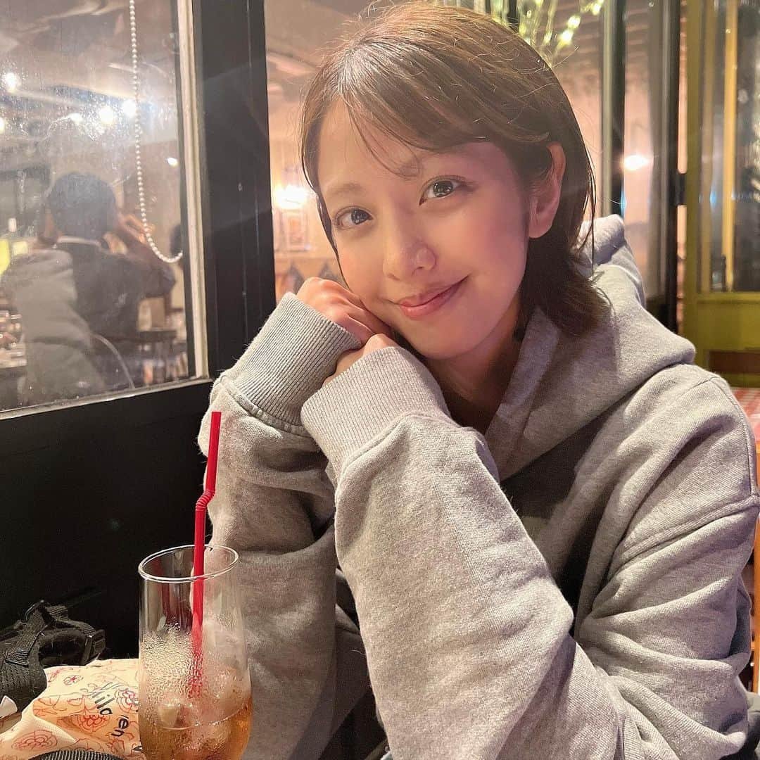 本郷杏奈さんのインスタグラム写真 - (本郷杏奈Instagram)「テラスが気持ち良い季節🍻  #photography #photo #暑がりなのにパーカー着て地獄だった日」6月10日 15時51分 - annahongou