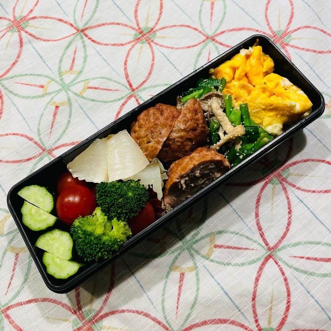 水野真紀さんのインスタグラム写真 - (水野真紀Instagram)「ちょっと味が濃いのよ弁当🍱  明太子、意外と塩分キツかった💦ハンバーグも旨いが ちと塩強し😅 なので④の野菜は全く味付けしていないぞ。  ①卵に小エビふりかけ混ぜて有塩バターで焼いた②①の後にニラ・しめじを投入。ガガッと炒めて明太子投入。まぶしたら火を止めてオリーブオイル回しかける③同居後期高齢者が毎朝食する成城石井のミニハンバーグ④蒸し茹で大根⑤プチトマト🍅ブロッコリー🥦きゅうり🥒  #女優かーさんによる男子弁当」6月10日 16時05分 - maki_mizuno_official