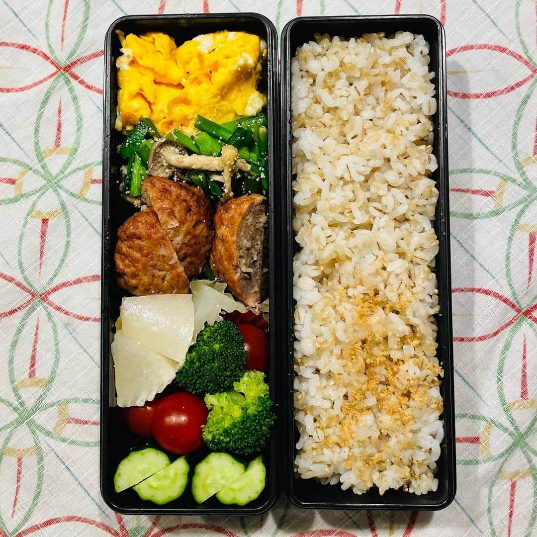 水野真紀さんのインスタグラム写真 - (水野真紀Instagram)「ちょっと味が濃いのよ弁当🍱  明太子、意外と塩分キツかった💦ハンバーグも旨いが ちと塩強し😅 なので④の野菜は全く味付けしていないぞ。  ①卵に小エビふりかけ混ぜて有塩バターで焼いた②①の後にニラ・しめじを投入。ガガッと炒めて明太子投入。まぶしたら火を止めてオリーブオイル回しかける③同居後期高齢者が毎朝食する成城石井のミニハンバーグ④蒸し茹で大根⑤プチトマト🍅ブロッコリー🥦きゅうり🥒  #女優かーさんによる男子弁当」6月10日 16時05分 - maki_mizuno_official