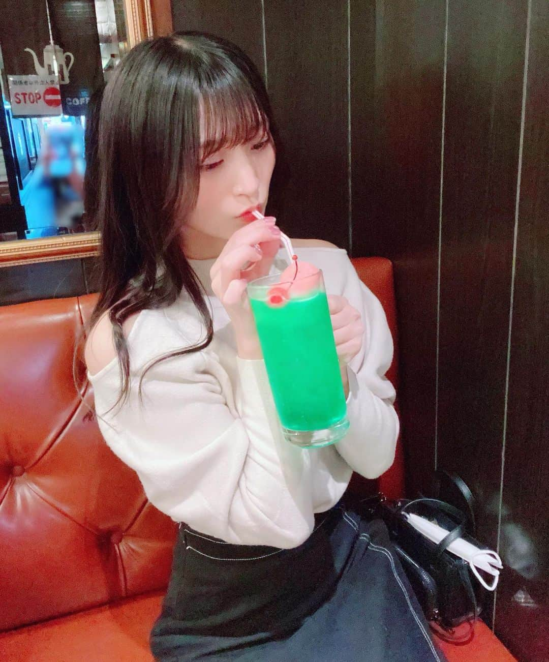 根岸愛さんのインスタグラム写真 - (根岸愛Instagram)「🥤🍈🥤 . 昔からメロンソーダ好き☺️💝 ペットボトルのじゃダメなの ファストフードとか喫茶店とか映画館とかとにかくお店のを ストローで飲むのが好き😗💕 クリームソーダはアイスが混ざらないように飲みます🍨🥤 (別々にすれば良いのにね) #melonsoda #juce #hoshinocoffee #メロンソーダ #ジュース #星乃珈琲店」6月10日 16時29分 - negishiai927