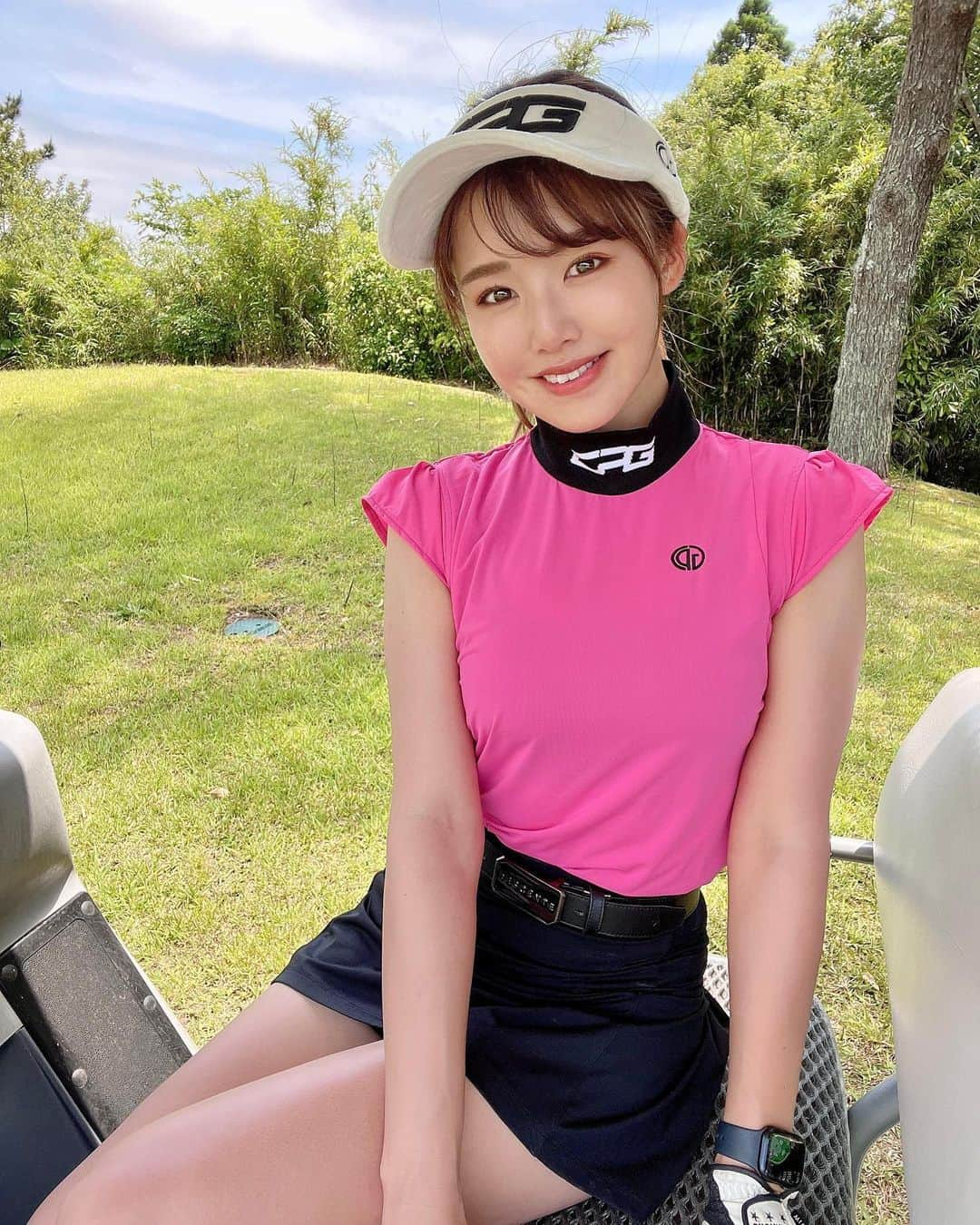 Yuuさんのインスタグラム写真 - (YuuInstagram)「めちゃかわトップス❣️ @cpggolf_official らしいデザインとカラーで女の子らしくて好き(´∀︎`,,人)♥︎*.  今日の夜、21時頃 LINE@から ゆうちゃんコンペの詳細とエントリー方法を配信します🎵 プロフィールからLINE@登録してね‼️ 応援のメッセージも待ってるよーん😘  #cpggolf #cpgapparel #シーピージーゴルフ #シーピージー #ガチゴルフ女子 #ゴルフ女子 #ゴルフバカ #ゴルフスクール #ゴルフウェア #ゴルフ女子コーデ #ゴルフスイング  #ロマロ #RomaRo #アッタスシャフト#アッタスダァーッス #ロマロのアイアン #元内ゆう #pr」6月10日 17時57分 - yuu1115yuu