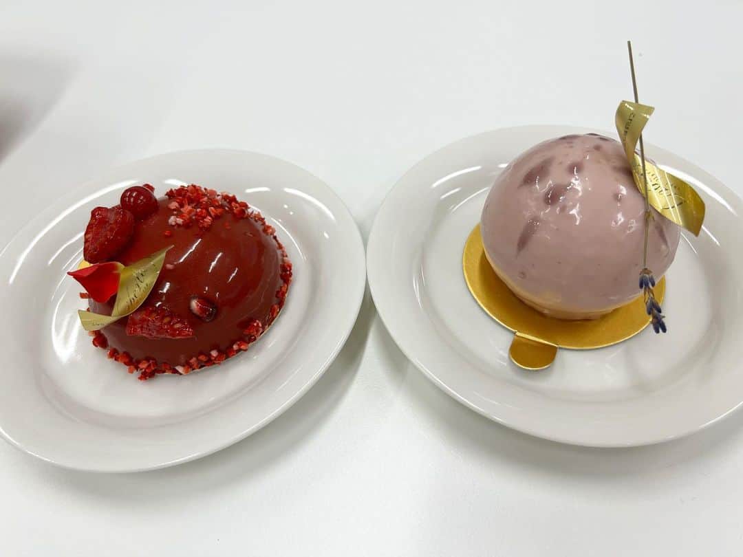山下莉奈さんのインスタグラム写真 - (山下莉奈Instagram)「赤坂のケーキ屋さん🍰 #リベルターブル  @libertable   美しいケーキをみたら買わずにはいられなかった🍰✨ 味もシンプルなようで複雑🍓🌼  美味しかった🥰」6月10日 18時48分 - rinayamashita