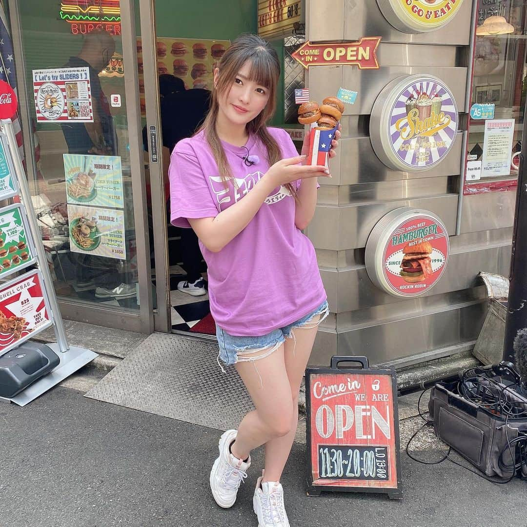 上矢えり奈さんのインスタグラム写真 - (上矢えり奈Instagram)「＊-＊-＊-＊-＊-＊-＊-＊. . 映え映えな店構えに店内🍔 ミニハンバーガーがかわいくて ポテトもカリッと美味しくて テンション上がった〜🥰. . erina. . ＊-＊-＊-＊-＊-＊-＊-＊. . #愛知県　#ヨエロスン　#ロケ中の出会い　#上矢えり奈　#大須商店街 #大須商店街食べ歩き」6月10日 19時02分 - k.erinyann