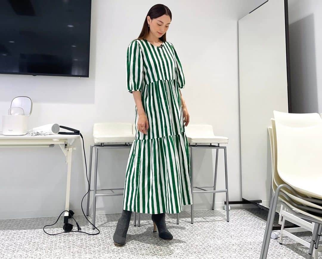 蛯原友里さんのインスタグラム写真 - (蛯原友里Instagram)「・  『BeauTV』♡ 楽屋でみんなと☺︎  #ootd dress... @szblockprints_jp shoes... @sergiorossi bangle... @messikajapan earrings & ring @upala_jp  #beautvVOCE #vocemagazine #テレビ朝日 #金曜は夜ふかしするとキレイになる」6月10日 19時11分 - yuri_ebihara