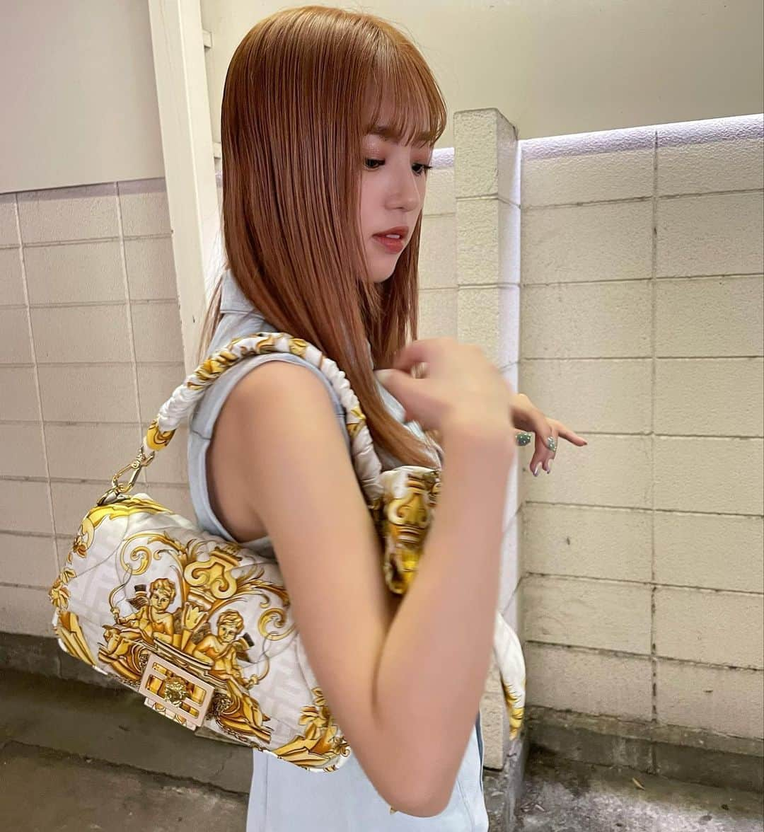 中町綾さんのインスタグラム写真 - (中町綾Instagram)「ガストの駐車場ギャル  #FENDI #FENDACE #VERSACEBYFENDI #fendiofficial @fendi  @mrkimjones」6月10日 19時14分 - ayanakamachi