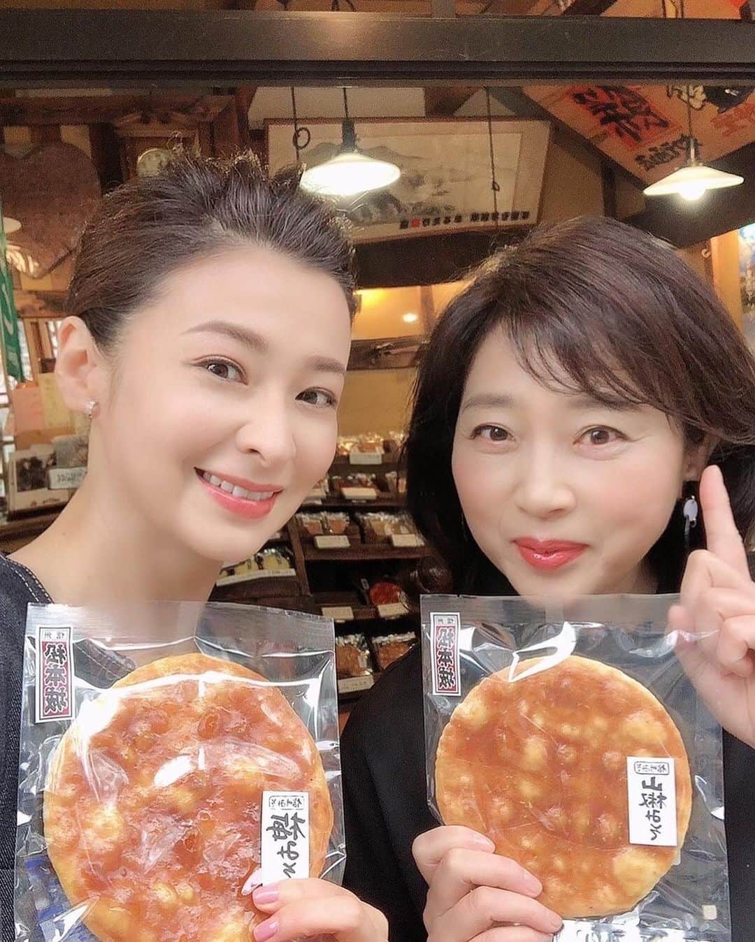 檀れいさんのインスタグラム写真 - (檀れいInstagram)「🌹🌹  ある日のお仕事🌹 「土曜はナニする!?」に出演させて頂きました✨ 映画でご一緒させて頂いた藤吉久美子さんと2人旅〜🥳  あいにくの雨模様でしたが 楽しい旅となりました☔️  美味しい丼も堪能しましたよ🥰 うふふ〜💕  6月11日 関西テレビ、フジテレビ系 「土曜はナニする!?」 8時30分より放送  土曜の朝のゆっくりした時間 宜しければ是非ご覧下さいね☕️✨  檀れい🌹  #檀れい #danrei #太田プロ #土曜はナニする #関西テレビ #カンテレ #フジテレビ #太陽とボレロ #toei #藤吉久美子 さん #女子旅 #楽しい旅 #ANAYI #檀スタグラム」6月10日 19時18分 - danrei_official