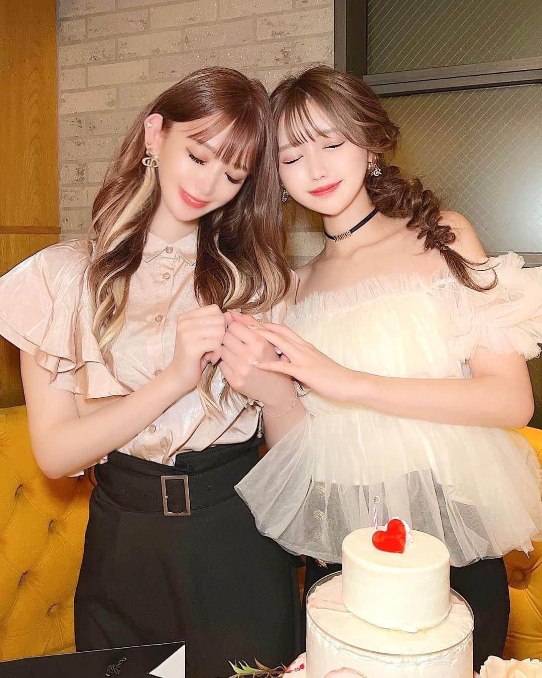 ゆうめろさんのインスタグラム写真 - (ゆうめろInstagram)「あやちちゃんの誕生日お祝い🎂✨💓 久しぶりに会えてお祝い出来て嬉しかった〜🥺💗 あやちちゃんといるととっても元気が貰えるんだ(*´˘`*) いつも、ひたむきに頑張ってる姿を見て、 私も背中を押される☺️✨！！ 今年も沢山思い出作ろうね✨らぶ🥰 ・ #誕生日サプライズ  #誕生日サプライズ  #therose代官山」6月10日 20時18分 - yk.o0