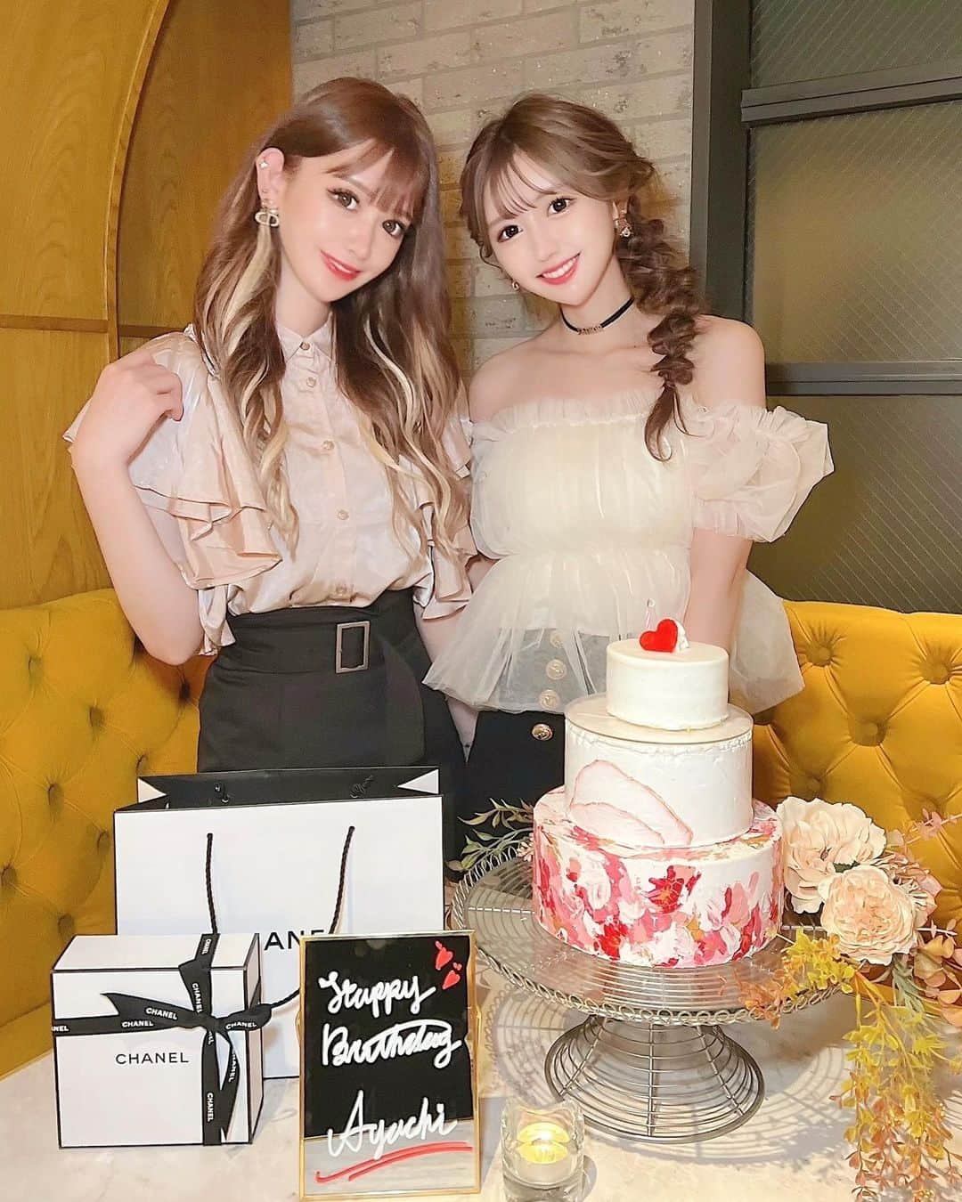 ゆうめろさんのインスタグラム写真 - (ゆうめろInstagram)「あやちちゃんの誕生日お祝い🎂✨💓 久しぶりに会えてお祝い出来て嬉しかった〜🥺💗 あやちちゃんといるととっても元気が貰えるんだ(*´˘`*) いつも、ひたむきに頑張ってる姿を見て、 私も背中を押される☺️✨！！ 今年も沢山思い出作ろうね✨らぶ🥰 ・ #誕生日サプライズ  #誕生日サプライズ  #therose代官山」6月10日 20時18分 - yk.o0