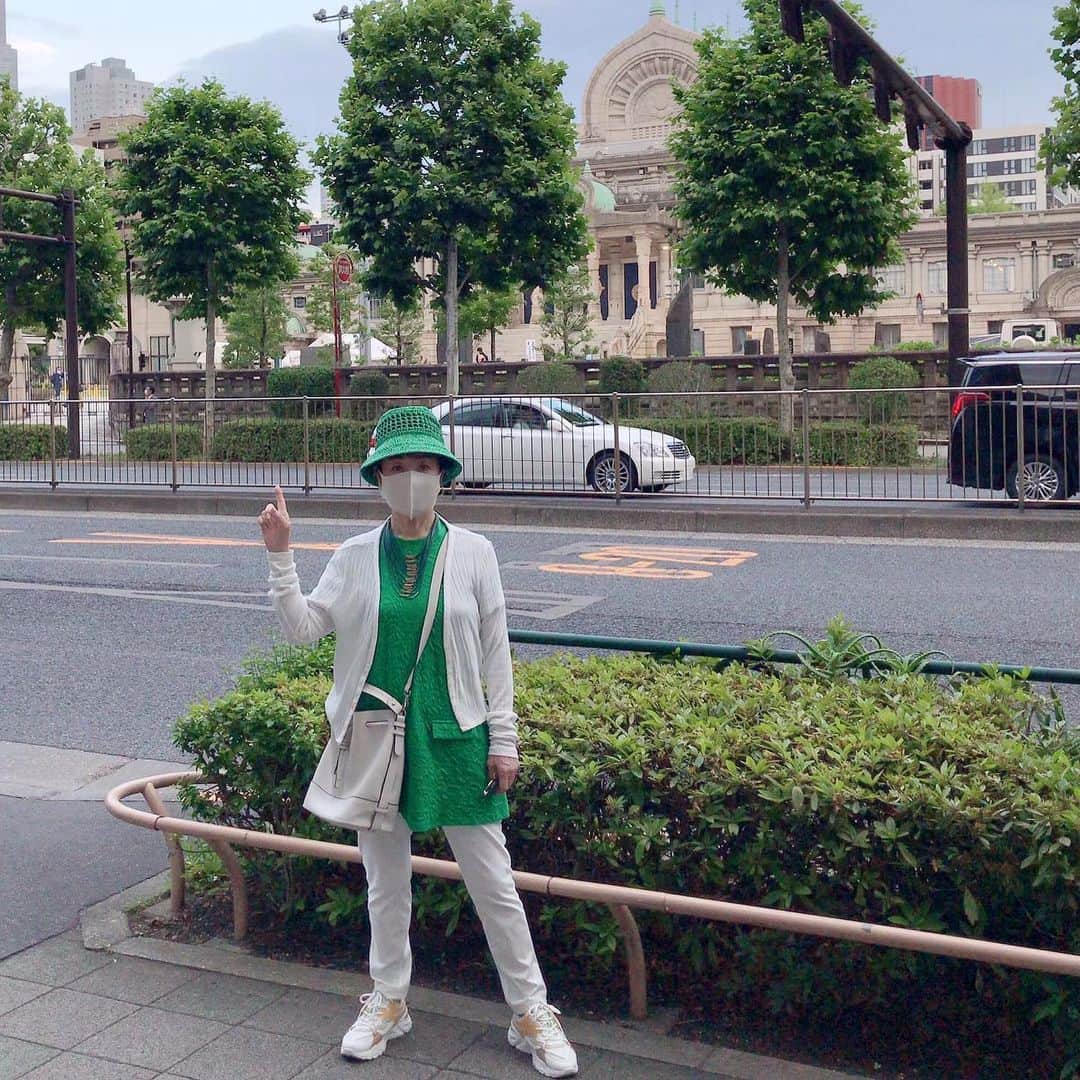 小川知子さんのインスタグラム写真 - (小川知子Instagram)「銀座滞在２日目  銀座は子供の頃からの馴染みの町ですが、今は目抜き通りは外資系の店が立ち並んでいます。でも一歩路地裏に入ると創業何百年とかいう店がまだあって面白い表情の町です。  今回は仕事の関係で珍しく二日間の滞在になりましたが、滅多にない機会なのでウロウロ歩いて観光客みたいでした😅  築地近辺はお寿司屋さんの激戦区。  美味しいネタのお寿司を堪能して心も身体も大満足。  少し歩こう〜  #銀座 #築地本願寺 #寿司🍣 #グリーンコーデ #小川知子」6月10日 20時47分 - tomoko_ogawa_
