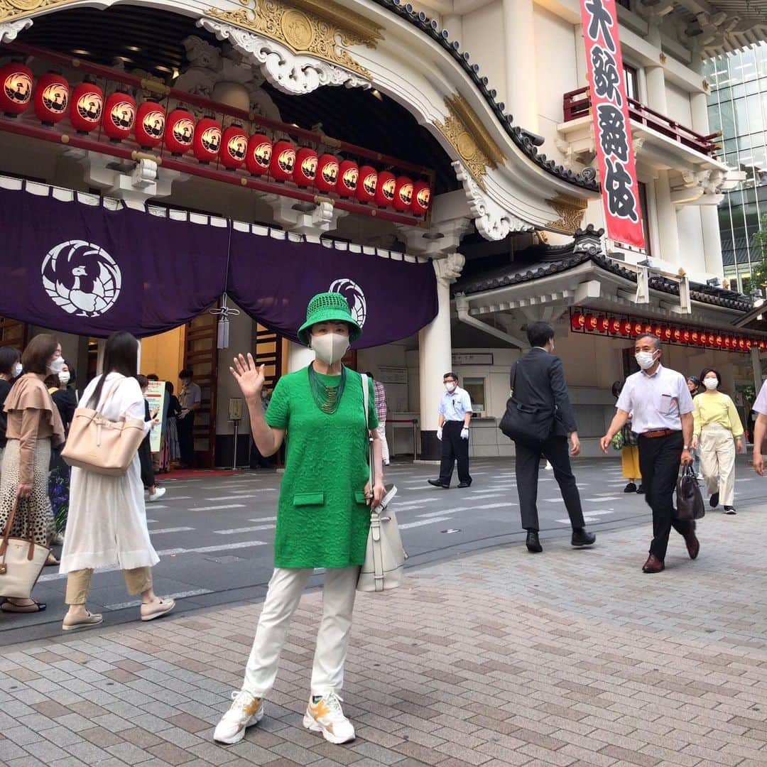 小川知子さんのインスタグラム写真 - (小川知子Instagram)「銀座滞在２日目  銀座は子供の頃からの馴染みの町ですが、今は目抜き通りは外資系の店が立ち並んでいます。でも一歩路地裏に入ると創業何百年とかいう店がまだあって面白い表情の町です。  今回は仕事の関係で珍しく二日間の滞在になりましたが、滅多にない機会なのでウロウロ歩いて観光客みたいでした😅  築地近辺はお寿司屋さんの激戦区。  美味しいネタのお寿司を堪能して心も身体も大満足。  少し歩こう〜  #銀座 #築地本願寺 #寿司🍣 #グリーンコーデ #小川知子」6月10日 20時47分 - tomoko_ogawa_