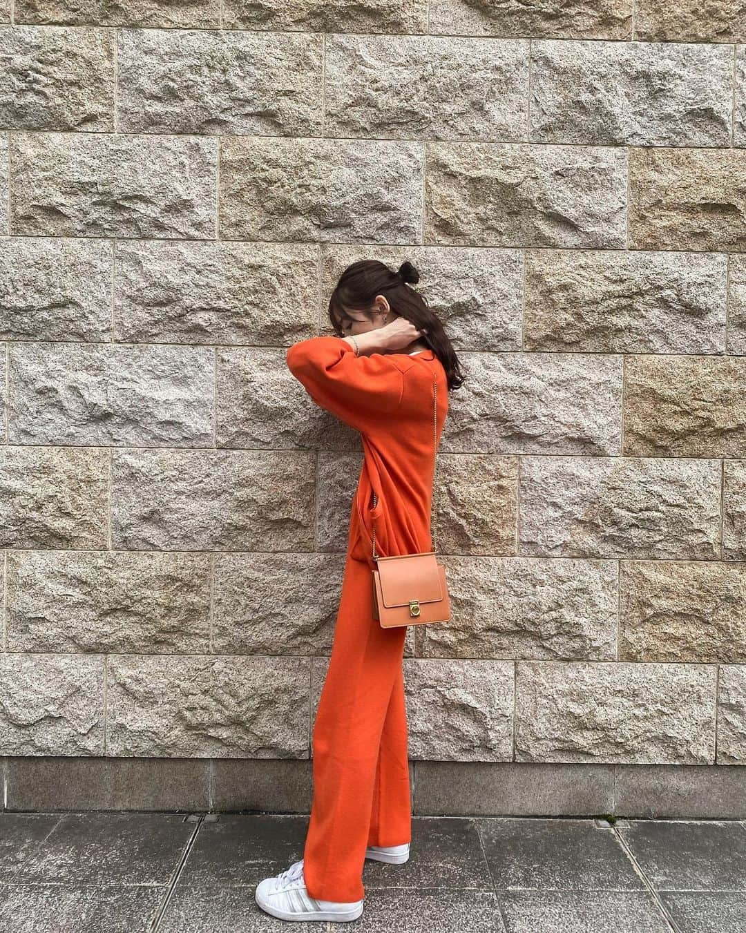 井手口瑞歩さんのインスタグラム写真 - (井手口瑞歩Instagram)「👗 🍊🍊🍊🍊🍊🍊🍊 .  setup : 確認するの忘れた後日載せます tops : @zara  bag : @polene_paris  sneaker : @adidasoriginals  ブランドはタグ付けしてます！ . #polene #poleneparis #sponsored  #zara #adidas #adidasoriginals  #ad #セットアップ #今日のコーデ #スニーカー女子 #スニーカーコーデ  #ootd #code  #fashion  #instagood #instalike #instadaily  #みずほしふく」6月10日 20時50分 - mizuho.04