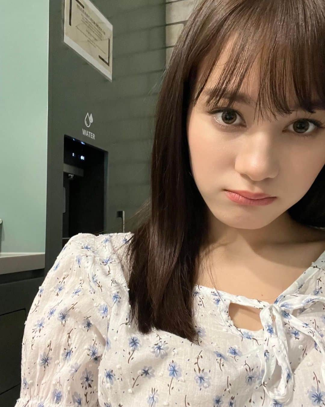 NiziUさんのインスタグラム写真 - (NiziUInstagram)「selfie time💙🤍💙🤍  #niziu #nina」6月10日 20時53分 - niziu_artist_official