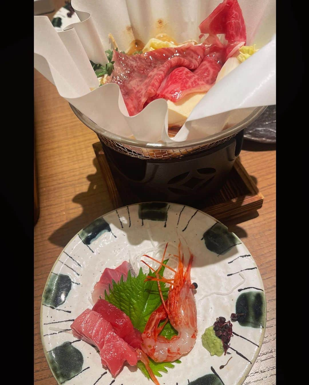 真優川咲さんのインスタグラム写真 - (真優川咲Instagram)「#🍲#🥩#🍈#🥢 〜お腹イーパイ😚☺️🥧💗💗  @petit_roppongi で#パリジェンヌ(#マツパ)して〜 おメメをぱちぱちにして✨✨👁✨ だーりんと#デート してきたよんん😚🍲🥩 ↑D(ゆりな)ご機嫌とりに安定のサービスshot📸🍈🍈😝笑笑  たまたま品川に用事があったので 【@rokkon_shinagawa_ 】にて #すき焼き と#石焼 のお肉食べながら久々語りん~🥰🎵 #完全個室 だったから人目を気にせずゆっくり出来ました😘  #ごちそうさまでした😋  #女子会 #品川グルメ #品川デート #品川ディナー #pr#咲グルメ💋」6月10日 21時09分 - saki_411