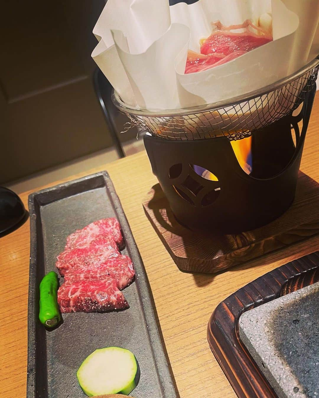 真優川咲さんのインスタグラム写真 - (真優川咲Instagram)「#🍲#🥩#🍈#🥢 〜お腹イーパイ😚☺️🥧💗💗  @petit_roppongi で#パリジェンヌ(#マツパ)して〜 おメメをぱちぱちにして✨✨👁✨ だーりんと#デート してきたよんん😚🍲🥩 ↑D(ゆりな)ご機嫌とりに安定のサービスshot📸🍈🍈😝笑笑  たまたま品川に用事があったので 【@rokkon_shinagawa_ 】にて #すき焼き と#石焼 のお肉食べながら久々語りん~🥰🎵 #完全個室 だったから人目を気にせずゆっくり出来ました😘  #ごちそうさまでした😋  #女子会 #品川グルメ #品川デート #品川ディナー #pr#咲グルメ💋」6月10日 21時09分 - saki_411