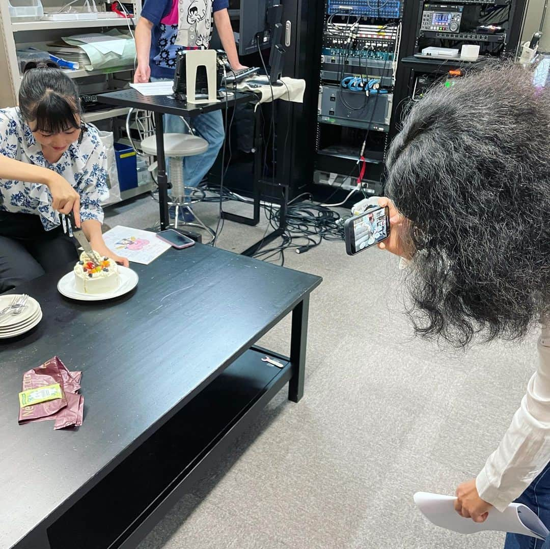 高橋沙織さんのインスタグラム写真 - (高橋沙織Instagram)「ベイコムチャンネルの「チームベイコム」！！ で盛大にお祝いしてもらいましたぁ！！  番組内では「さおりんおめでとうコーナー」も。 キラキラの花束いただいちゃいました♡  ベイコムではかなり前から「花嫁修行のコーナー」をやらせていただいていたこともあり、 愛のこもったおめでとうVTRに感動。  収録後にはスタッフさん総出で ケーキに寄せ書きに...  ちょっと待って！！勢いで卒業させられそうになってない！？笑 あと結婚祝いでロウソクって吹き消す！？ 結婚はしますが辞めませんよ！！ そこだけはお間違い無く！！  最後は相方赤阪さんとダンディに見守られながら一人でケーキ入刀。  とにかく盛りだくさんですごく幸せな一日でしたぁ！ 改めて素敵な番組で幸せ報告させていただけたことに感謝。 みなさんありがとうございます！！ まだまだ末永くよろしくお願いします！！  ベイコムチャンネル「チームベイコム」 6月10日（金）〜更新されてます！ みんな観てね*\(^o^)/*  #チームベイコム #最高の番組 #大久保ともゆき #ダンディ #アルミカン #アルミカン高橋 #アルミカン赤阪 #結婚報告 #卒業しませんから」6月10日 21時40分 - arumikan_saorin