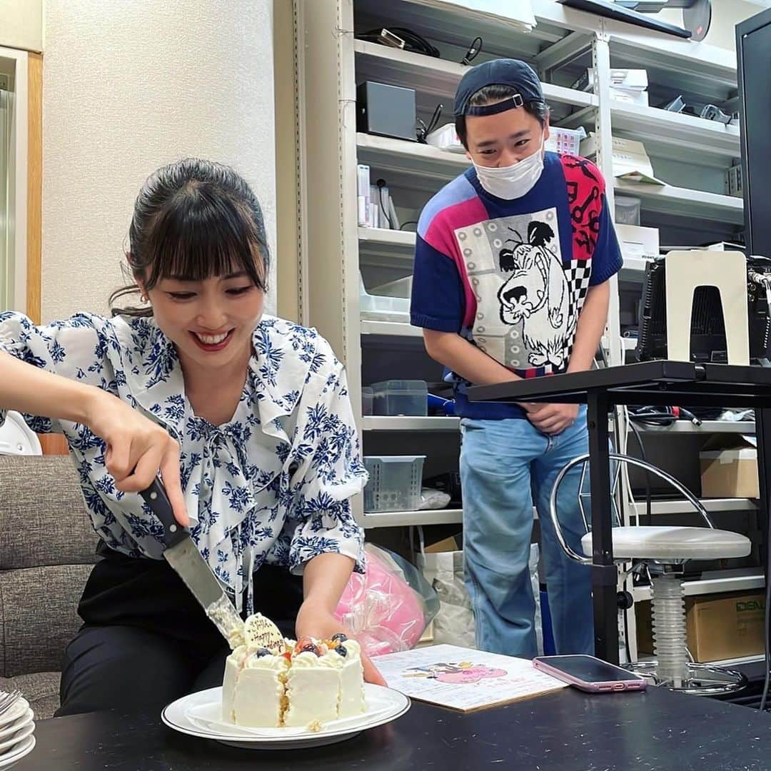 高橋沙織さんのインスタグラム写真 - (高橋沙織Instagram)「ベイコムチャンネルの「チームベイコム」！！ で盛大にお祝いしてもらいましたぁ！！  番組内では「さおりんおめでとうコーナー」も。 キラキラの花束いただいちゃいました♡  ベイコムではかなり前から「花嫁修行のコーナー」をやらせていただいていたこともあり、 愛のこもったおめでとうVTRに感動。  収録後にはスタッフさん総出で ケーキに寄せ書きに...  ちょっと待って！！勢いで卒業させられそうになってない！？笑 あと結婚祝いでロウソクって吹き消す！？ 結婚はしますが辞めませんよ！！ そこだけはお間違い無く！！  最後は相方赤阪さんとダンディに見守られながら一人でケーキ入刀。  とにかく盛りだくさんですごく幸せな一日でしたぁ！ 改めて素敵な番組で幸せ報告させていただけたことに感謝。 みなさんありがとうございます！！ まだまだ末永くよろしくお願いします！！  ベイコムチャンネル「チームベイコム」 6月10日（金）〜更新されてます！ みんな観てね*\(^o^)/*  #チームベイコム #最高の番組 #大久保ともゆき #ダンディ #アルミカン #アルミカン高橋 #アルミカン赤阪 #結婚報告 #卒業しませんから」6月10日 21時40分 - arumikan_saorin