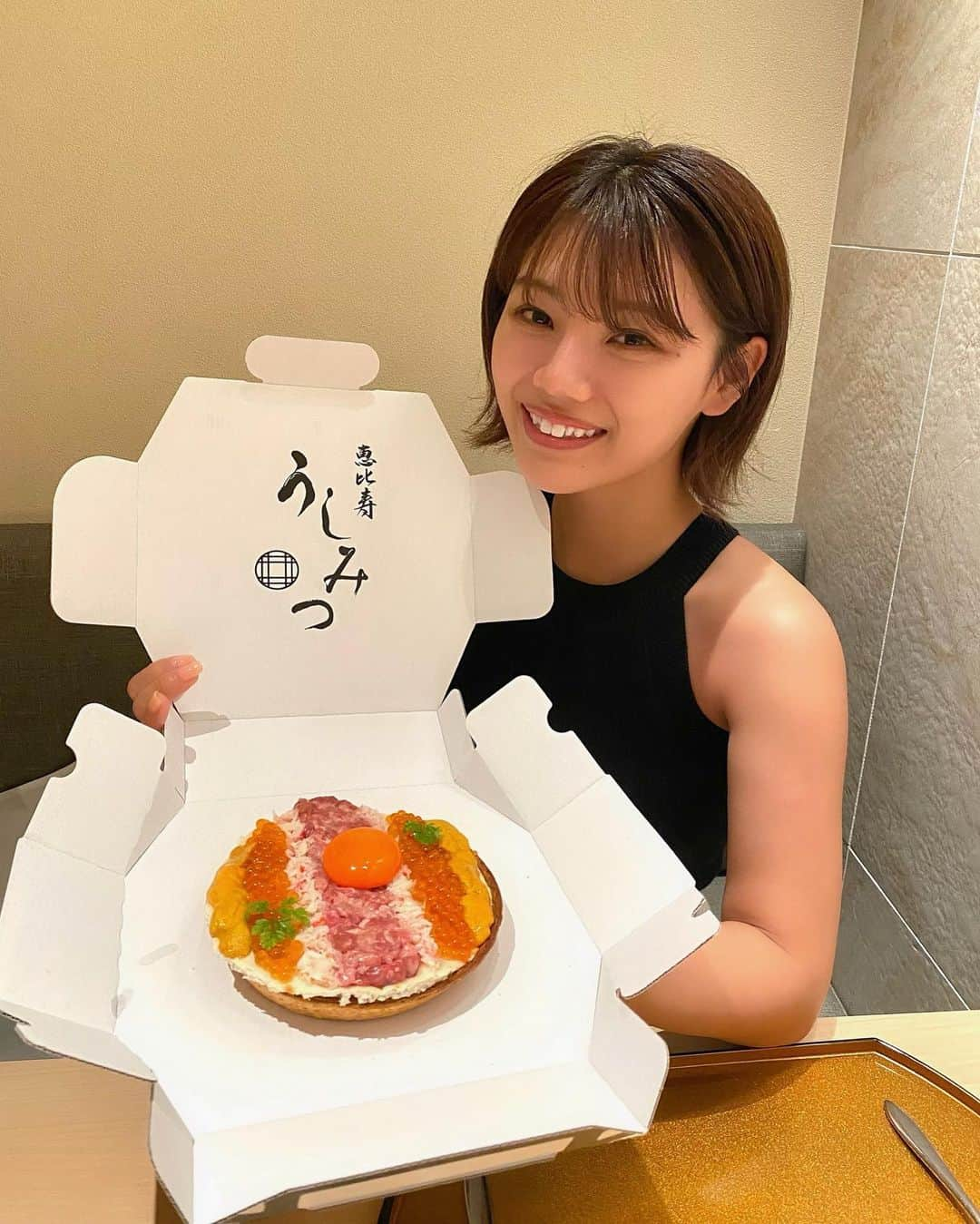 大川成美さんのインスタグラム写真 - (大川成美Instagram)「恵比寿に新店舗がオープンしたという事で、まりんちゃん誘って 【恵比寿　うしみつ】さんへ ． 個室で明るくてとっても綺麗でした！2人でお酒飲みながら、ずっと仕事やプライベートの話ししてた！ ． ご飯もとっても美味しくて、 彩り綺麗でとっても華やか💗✨ ボリューム満点でお腹いっぱいで幸せだった☺️✨ 焼肉屋さんなのにピザが出てきたり、ずっと楽しかった🤣 ． スタッフさんも丁寧に接客してくれてまたすぐ行きたい。 ． #うしみつ #うしみつ恵比寿 #恵比寿　#恵比寿焼肉　#東京焼肉  #焼肉#恵比寿グルメ#肉」6月10日 21時53分 - naru_coco