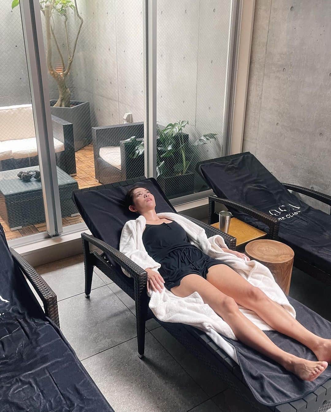 加藤理恵さんのインスタグラム写真 - (加藤理恵Instagram)「今日はLOCA THE CLASS (@the.class_sauna )  すごい……  雰囲気、設備、アメニティ、備品、 さすが会員制ラグジュアリーサウナ✨  中村優ちゃん 清水みさとちゃんと♪ -+-+-+-+-+-+-+-+-+-+-+  ✅リクライニングチェアが最強。体をふんわり包み込むように沈んでいく。猫バスの中ってこんな感じなのかなーっていう(笑)  ✅サウナ室全体が溶岩プレートで、 体の温まり方がまるで違う！ 壁にも床にもロウリュ。 上から下から横から熱がガンガンくる😳 サウナの中で溶岩浴してる感じ😂✨  ✅すごい量のスチームで潤う。 全身に美肌スチーマーって感じ💆‍♀️✨  ✅2つの水風呂の横には製氷機。 好きに冷やせる。  ✅オロポセットもある。 発汗をうながすサプリもある。 ガウンふわふわ。  #locatheclass #個室サウナ #貸切サウナ #会員制サウナ #東京サウナ #サウナ #サウナ女子 #おいしい外気浴」6月10日 22時44分 - vivi_729