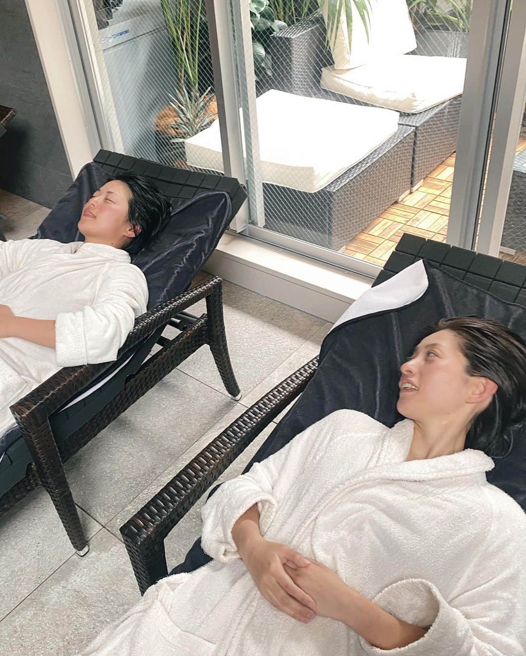 加藤理恵さんのインスタグラム写真 - (加藤理恵Instagram)「今日はLOCA THE CLASS (@the.class_sauna )  すごい……  雰囲気、設備、アメニティ、備品、 さすが会員制ラグジュアリーサウナ✨  中村優ちゃん 清水みさとちゃんと♪ -+-+-+-+-+-+-+-+-+-+-+  ✅リクライニングチェアが最強。体をふんわり包み込むように沈んでいく。猫バスの中ってこんな感じなのかなーっていう(笑)  ✅サウナ室全体が溶岩プレートで、 体の温まり方がまるで違う！ 壁にも床にもロウリュ。 上から下から横から熱がガンガンくる😳 サウナの中で溶岩浴してる感じ😂✨  ✅すごい量のスチームで潤う。 全身に美肌スチーマーって感じ💆‍♀️✨  ✅2つの水風呂の横には製氷機。 好きに冷やせる。  ✅オロポセットもある。 発汗をうながすサプリもある。 ガウンふわふわ。  #locatheclass #個室サウナ #貸切サウナ #会員制サウナ #東京サウナ #サウナ #サウナ女子 #おいしい外気浴」6月10日 22時44分 - vivi_729