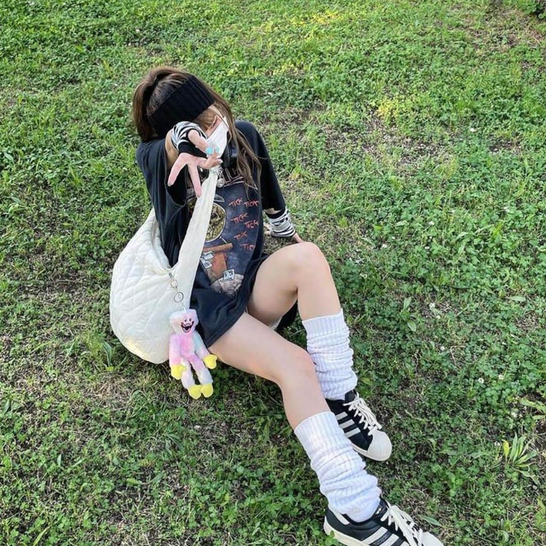 古着女子さんのインスタグラム写真 - (古着女子Instagram)「\ 今注目の アームカバーって ❔ 🫰🏻 /  かわいすぎる アームカバーを使った コーデを 紹介してみました 🙌🏻  -` ̗ 是非参考にしてね 🐻 ˎˊ˗  📸 ： thankyou ▼  @l984__k  @iam_pinoko  @lm06sk   ──────────  🏡古着女子がプロデュースするブランドを紹介🏡  ・9090 ナインティナインティ @9090s_ 👖👟 ・spoon スプーン @spoon__store 🥄✨ ・nemne ねんね @nemne_store 🌿🥛  ──────────  ▫️プロフィールのリンクに 各ブランド サイトが 貼ってありますのでチェックしてください 🔍  ▫️古着を素敵に着こなしてる女性の方を Repostでご紹介させていただきます 🫐   ▫️写真は全て #フルジョ #古着女子 @furuzyo タグ付け投稿 or ご本人様に【掲載許諾】をとっております 🏷‪‪‪‪‬⸒⸒  ぜひ 素敵なコーデを 教えてください 🎧  #古着女子 #古着コーデ #ゆるコーデ #プチプラコーデ #服好きな人と繋がりたい #お洒落さんと繋がりたい #カジュアルコーデ #メンズライクコーデ  #メンズライク女子  #ストリートファッション #ストリート系女子  #スト女 #着画 #ラテカラーコーデ #置き画コーデ #ガーリーコーデ #今日のコーデ #ファッションコーデ #メンズライク #モテコーデ #シンプルコーデ  #古着すきな人と繋がりたい  #春コーデ  #春服」6月10日 23時21分 - furuzyo