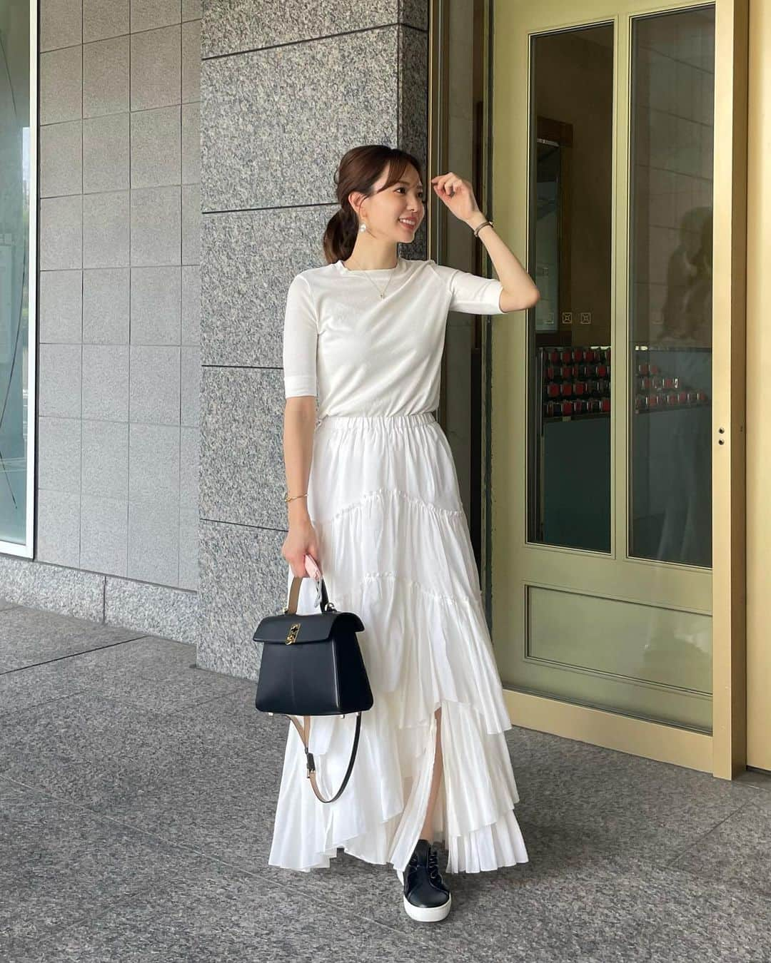 Aoiさんのインスタグラム写真 - (AoiInstagram)「なんとなくホワイトな気分🤍 今お洋服迷子でして 自分のしたいスタイルに 中々ヒットするアイテムがない🐤 雑誌を見ててもお店に行っても気持ちが躍らず、とうとうスタイル変更時期なんでしょうか🥹 クローゼットの中身一新したいような気持ちに駆られている今日この頃です🐷  #Tシャツ#白Tコーデ#スカート#シフォンスカート#ワントーンコーデ#ホワイトコーデ#夏コーデ#スニーカー #シンプルコーデ #カジュアル#トレンド#クール#トップス#バッグ#平均身長コーデ#fashion#ootd#cordinate#大人カジュアル」6月11日 1時54分 - aoioa