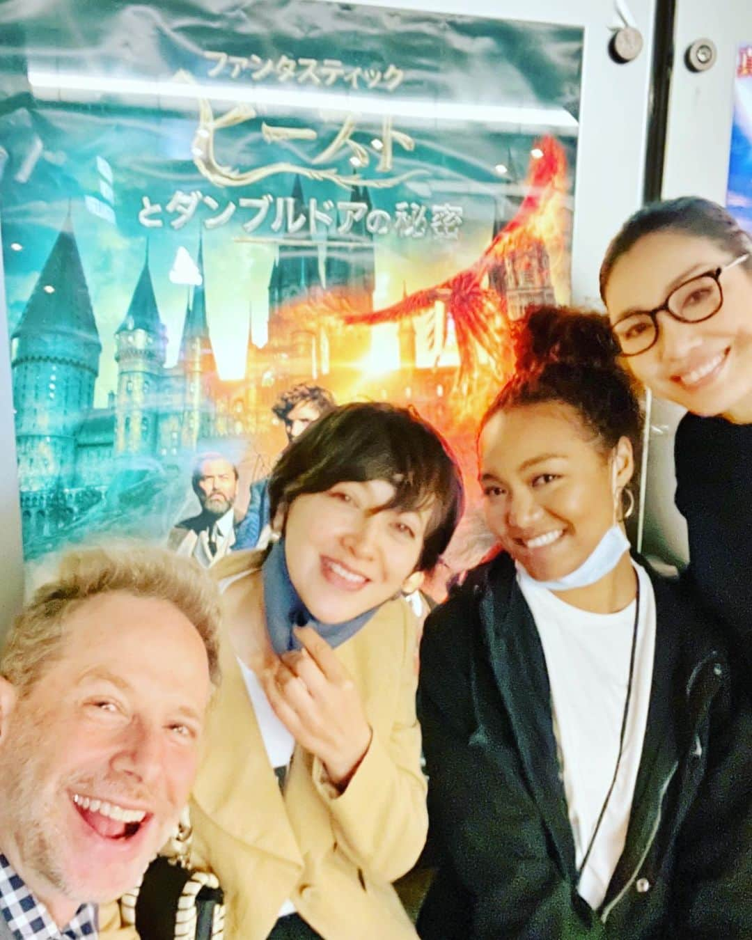 アンミカさんのインスタグラム写真 - (アンミカInstagram)「これから観光が活性化しますが、映画や観劇、コンサートなど、文化に従事する方々も盛り上げていきたいですね❣️😊✊⤴️⤴️  そして私たちも、様々なアートに触れて、頭を柔らかく保ち、多様な価値観を広め、深めていくことができればと願います✨✨  映画や観劇は、自分以外の人生を体感できて、想像力を養えるから大好き🎥💕  一人では見に行きにくい映画の時に、【一緒に行こうよ！】と定期的に呼びかけて映画を見に行く【大人映画部🎬🧑】が、やっと始動できるようになりました😊  映画部メンバーはクリスタル・ケイちゃん、滝川クリステルちゃん🎥❤️  夫の友人たちとは【トップガン】🛩、二人で【犬王】も、【ドクターストレンジ】なども見て参りましたよ☺️☺️  本屋大賞を受賞した【流浪の月】の実写化の映画も、 河瀬直美監督の【東京2020オリンピック】、 話題の【シンウルトラマン】など、邦画も楽しみ✨✨  さて本日6/11(日)は  ・12:00〜12:55  TOKYO MX 【土曜はカラフル!!!】　　に出演致します😍  お時間許す方は是非、ご覧下さいませ❣️  #映画部の活動日はみんな何故かすっぴん！」6月11日 8時17分 - ahnmikaofficial