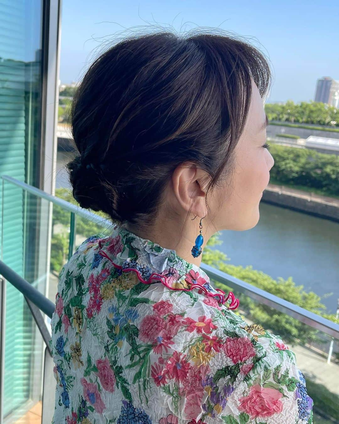 西田ひかるさんのインスタグラム写真 - (西田ひかるInstagram)「.  先週木曜日6月2日のytv「ten.」  花柄プリントリンクル加工のトップス、色がきれい！ ヘアも暑い日が続きアップスタイルでまとめていただきました！  #読売テレビ #読売テレビten  #生放送  #yukitorii #ユキトリイ  #花柄 #アップヘア  #先週はいい天気だったけど #梅雨入り  #hikarunishida #西田ひかる」6月11日 8時23分 - hikaru_nishida.official