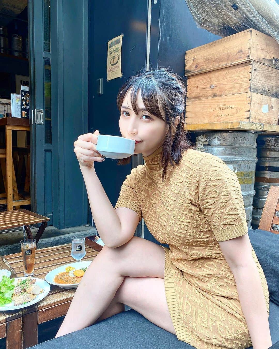 はりーさんのインスタグラム写真 - (はりーInstagram)「おはよ！ りらたんとカフェ☕️ 昨日と色味変えて全身バージョン💕 神保町駅近く @cbm_jimbocho  久しぶりのミニワンピ🔛 #りらカフェ#カフェ活#cafestagram #りらたんとカフェ」6月11日 8時36分 - kirarin_harry_official