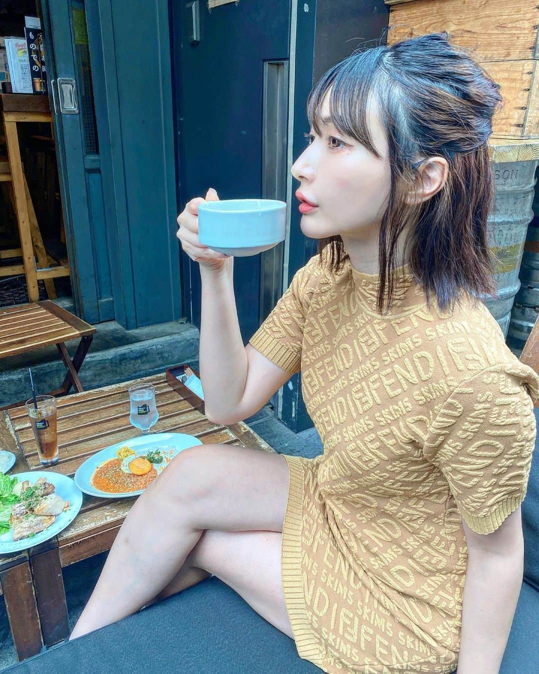 はりーさんのインスタグラム写真 - (はりーInstagram)「おはよ！ りらたんとカフェ☕️ 昨日と色味変えて全身バージョン💕 神保町駅近く @cbm_jimbocho  久しぶりのミニワンピ🔛 #りらカフェ#カフェ活#cafestagram #りらたんとカフェ」6月11日 8時36分 - kirarin_harry_official