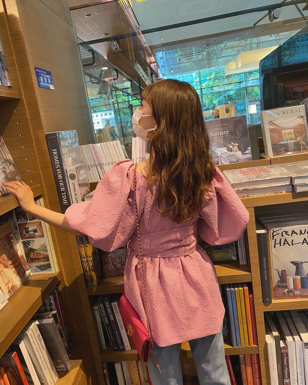 西川瑞希（みずきてぃ）さんのインスタグラム写真 - (西川瑞希（みずきてぃ）Instagram)「ぴんくー💓💓💓オシャレな本を探しにいってきました！いっぱいあって悩んじゃいましたが、たくさんの中から"これだ！"と見つかった時すごく嬉しいっ☺︎  ポワッとしたお袖がかわいいトップスはCherie Monaの//  @cheriemona_official ✴︎バルーンスリーブチュニック  梅雨入り？で、最近雨の日が続いているけど明けたらパーン！と暑くなるかな！夏は元気が出るので好きです🌼  今日もにっこり！  #cheriemona #fashion #summerstyle #springsummer #pink #シェリーモナ #チュニック #トップス #春夏コーデ #夏服 #リボン #ピンクコーデ #オトナ女子 #きれいめカジュアル」6月11日 16時17分 - mizuki_nishikawa_