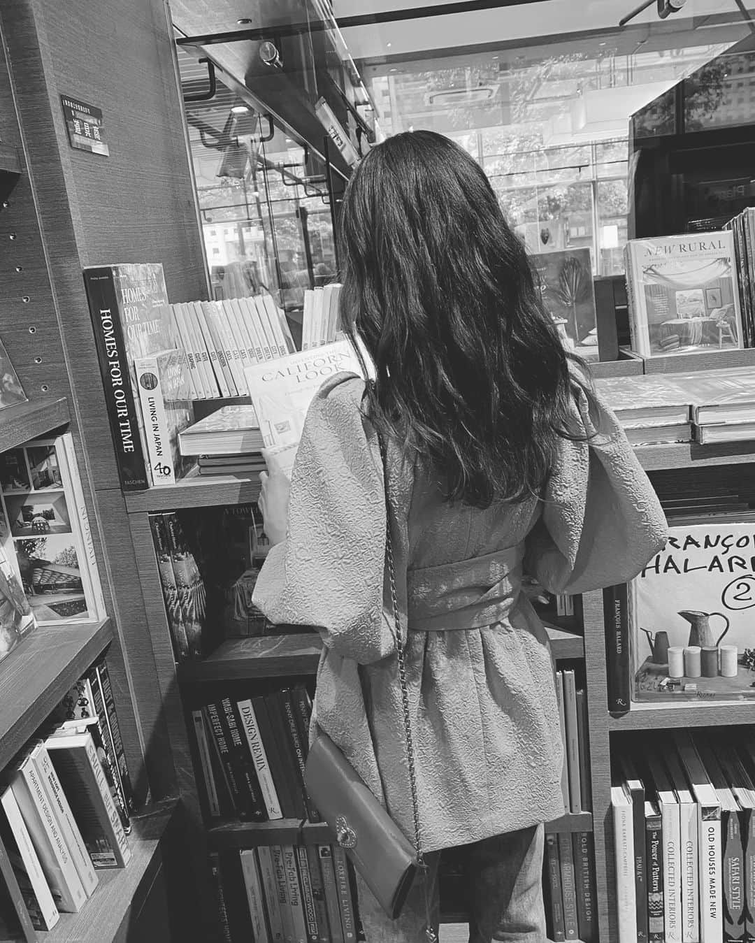 西川瑞希（みずきてぃ）さんのインスタグラム写真 - (西川瑞希（みずきてぃ）Instagram)「ぴんくー💓💓💓オシャレな本を探しにいってきました！いっぱいあって悩んじゃいましたが、たくさんの中から"これだ！"と見つかった時すごく嬉しいっ☺︎  ポワッとしたお袖がかわいいトップスはCherie Monaの//  @cheriemona_official ✴︎バルーンスリーブチュニック  梅雨入り？で、最近雨の日が続いているけど明けたらパーン！と暑くなるかな！夏は元気が出るので好きです🌼  今日もにっこり！  #cheriemona #fashion #summerstyle #springsummer #pink #シェリーモナ #チュニック #トップス #春夏コーデ #夏服 #リボン #ピンクコーデ #オトナ女子 #きれいめカジュアル」6月11日 16時17分 - mizuki_nishikawa_