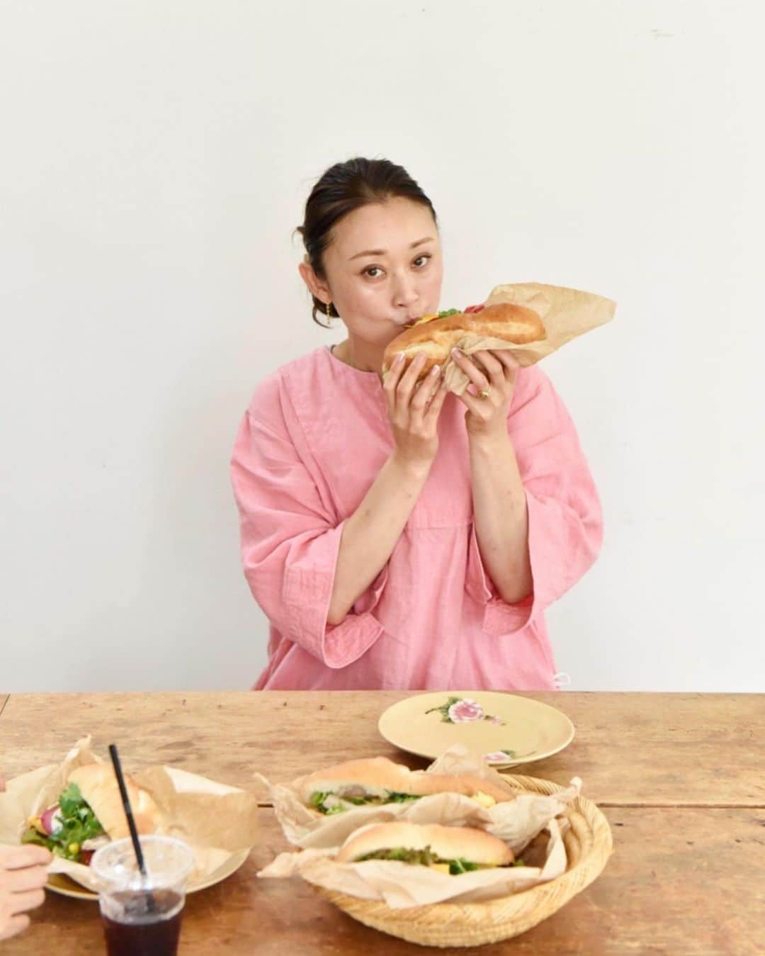 masakiさんのインスタグラム写真 - (masakiInstagram)「bánh mì🥖 ランチはりえちゃん @tabebito_catering が作る バインミー。 ベトナム人が焼いたバケットパンに さまざまな具を挟んでぱく。 さすが食いしん坊のあたしも 顎はずれそうなぐらいおっきくて お腹いっぱい♡ ベトナムでは中のパンのみをくり抜いて 具をいれるみたい。 もったいないよね。 今晩のあてに是非🍷🥖」6月11日 16時23分 - mogurapicassowols