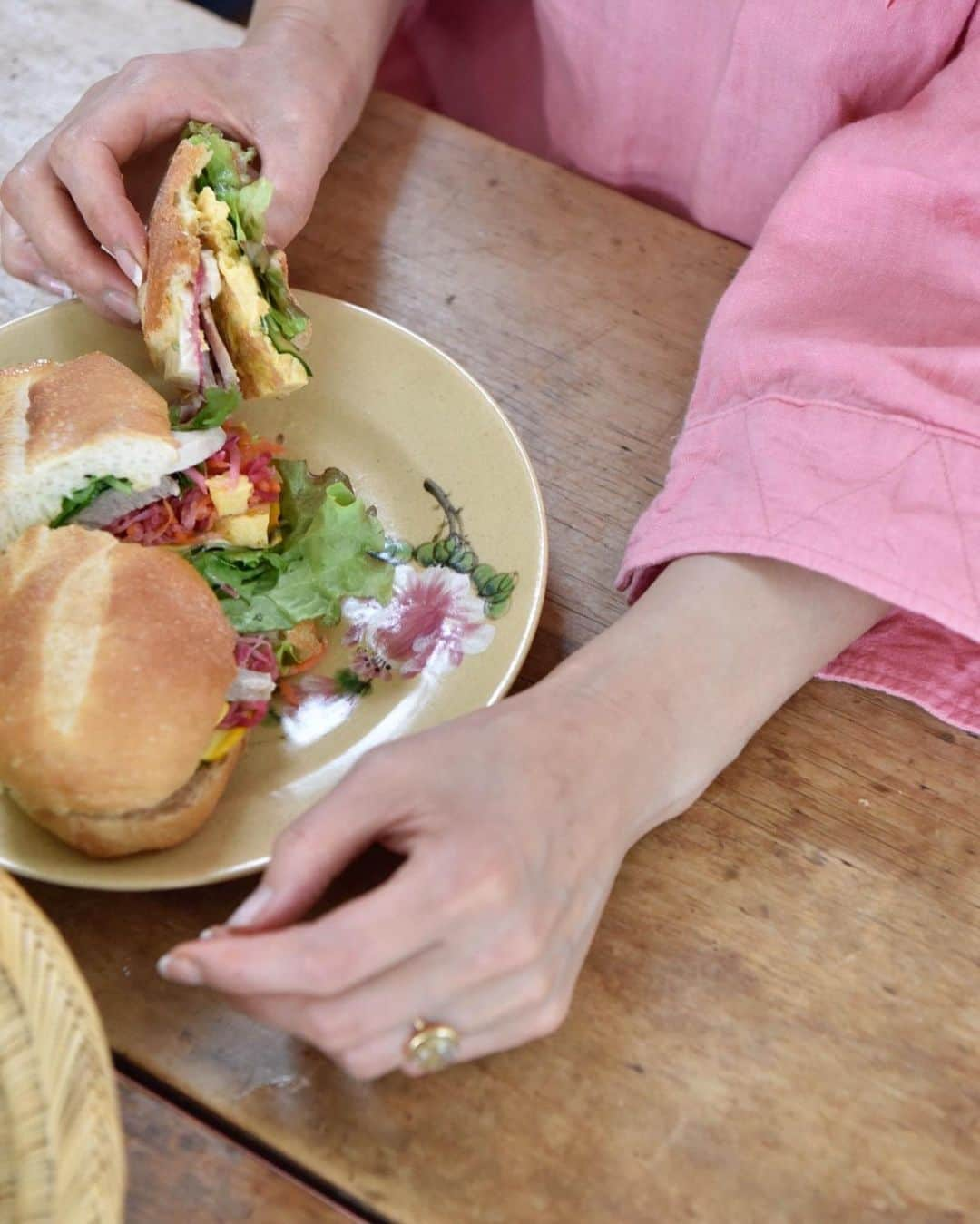 masakiさんのインスタグラム写真 - (masakiInstagram)「bánh mì🥖 ランチはりえちゃん @tabebito_catering が作る バインミー。 ベトナム人が焼いたバケットパンに さまざまな具を挟んでぱく。 さすが食いしん坊のあたしも 顎はずれそうなぐらいおっきくて お腹いっぱい♡ ベトナムでは中のパンのみをくり抜いて 具をいれるみたい。 もったいないよね。 今晩のあてに是非🍷🥖」6月11日 16時23分 - mogurapicassowols