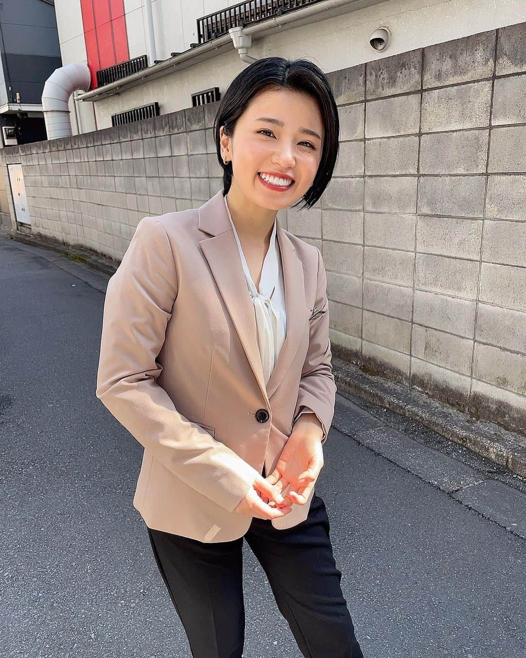 小池美由さんのインスタグラム写真 - (小池美由Instagram)「前方から呼ばれただけでビビりすぎ＞3枚目 #オフショット  　 👩‍🎓 6/12(日)あさ6:30〜7:00放送 カンテレ「#発想の転カンパニー 」 　 今回はロケではなく スタジオでクイズに挑戦してます🫠 フォーマルなスタイルで 賢いぶってます🤓🍃 　 #カンテレ #発想の転カンパニー」6月11日 16時40分 - kkkkkoike