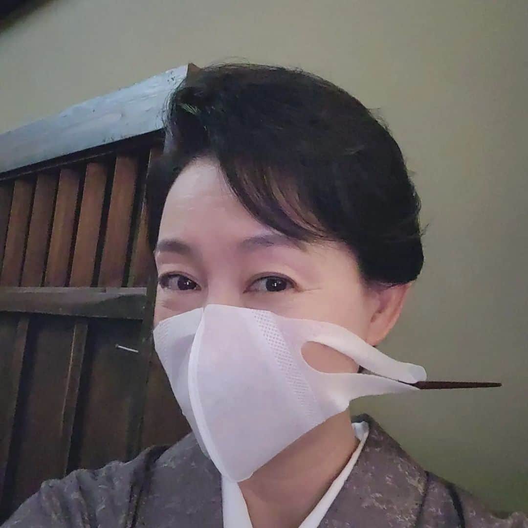 床嶋佳子さんのインスタグラム写真 - (床嶋佳子Instagram)「今日は！😊京都も雨が降っています。☔梅雨入りかな～  和髪を綺麗に結い上げていただいたらマスクを耳に掛けると崩れてしまいます。 撮影の度に着けたり外したりしますし、後が付いてもいけません。😣💦 そこで教えて頂いたのですが箸にマスクを引っ掻ける技です‼️ 外す時にも箸をスッと引くだけです！  ✨必要は発明の母✨ですね‼️ 流石京都⤴️⤴️✨️✨️✨️」6月11日 16時49分 - yoshiko.tokoshima